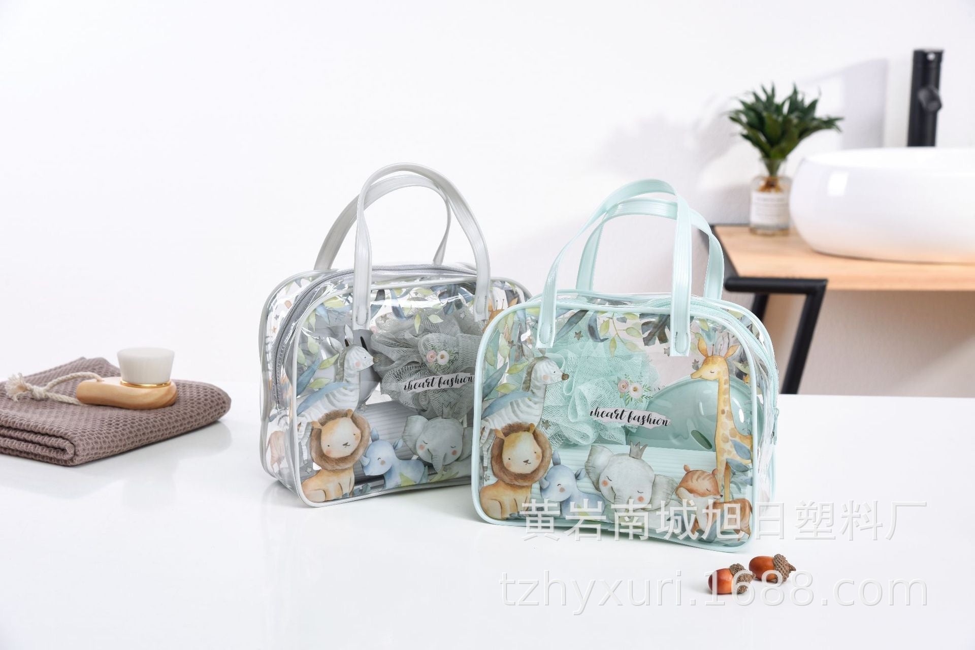 Set për udhëtim me sfungjer, pasqyrë, krehër, mbajtëse furçe e sapuni