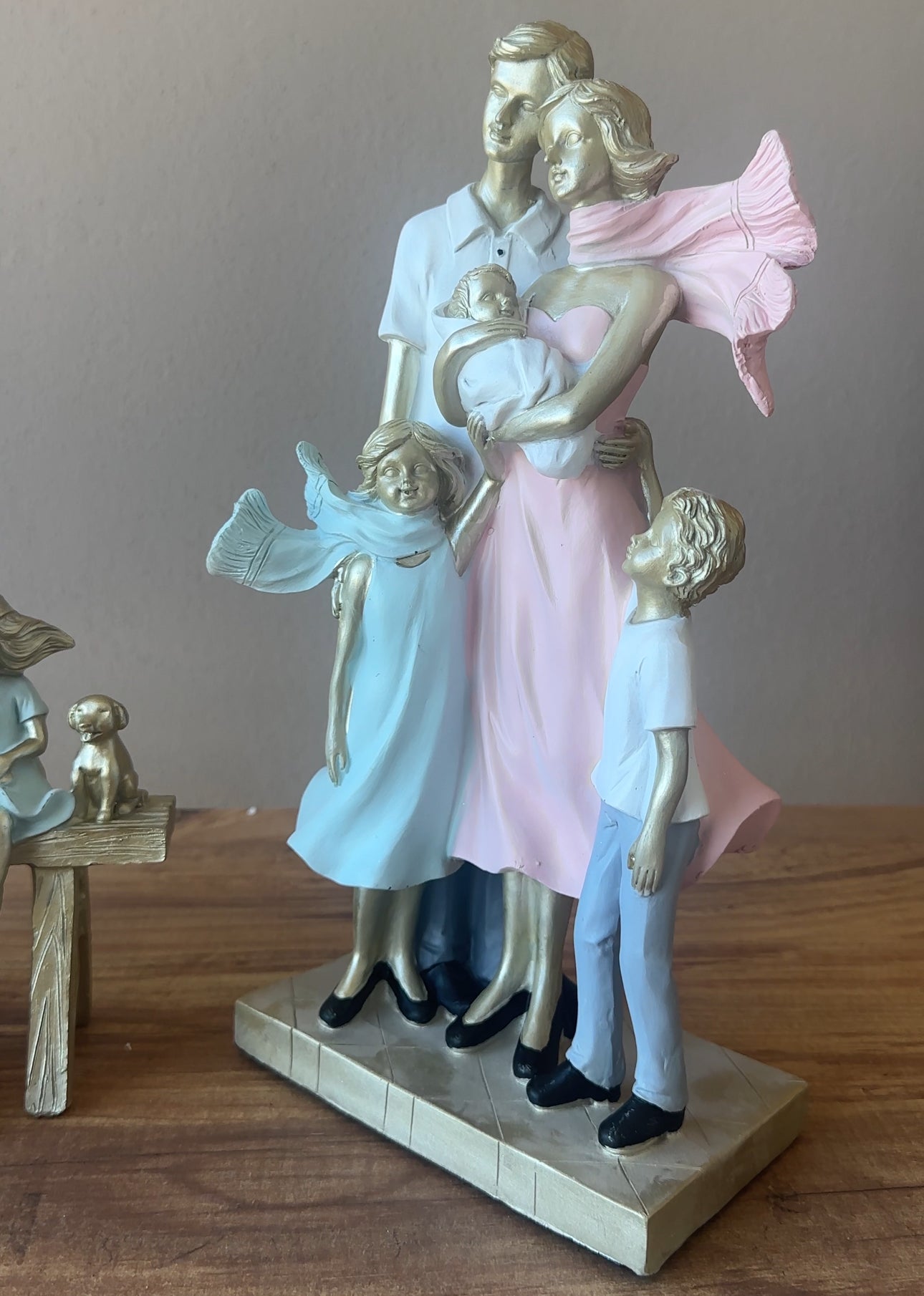 Statujë me çift, fëmijë dhe bebe