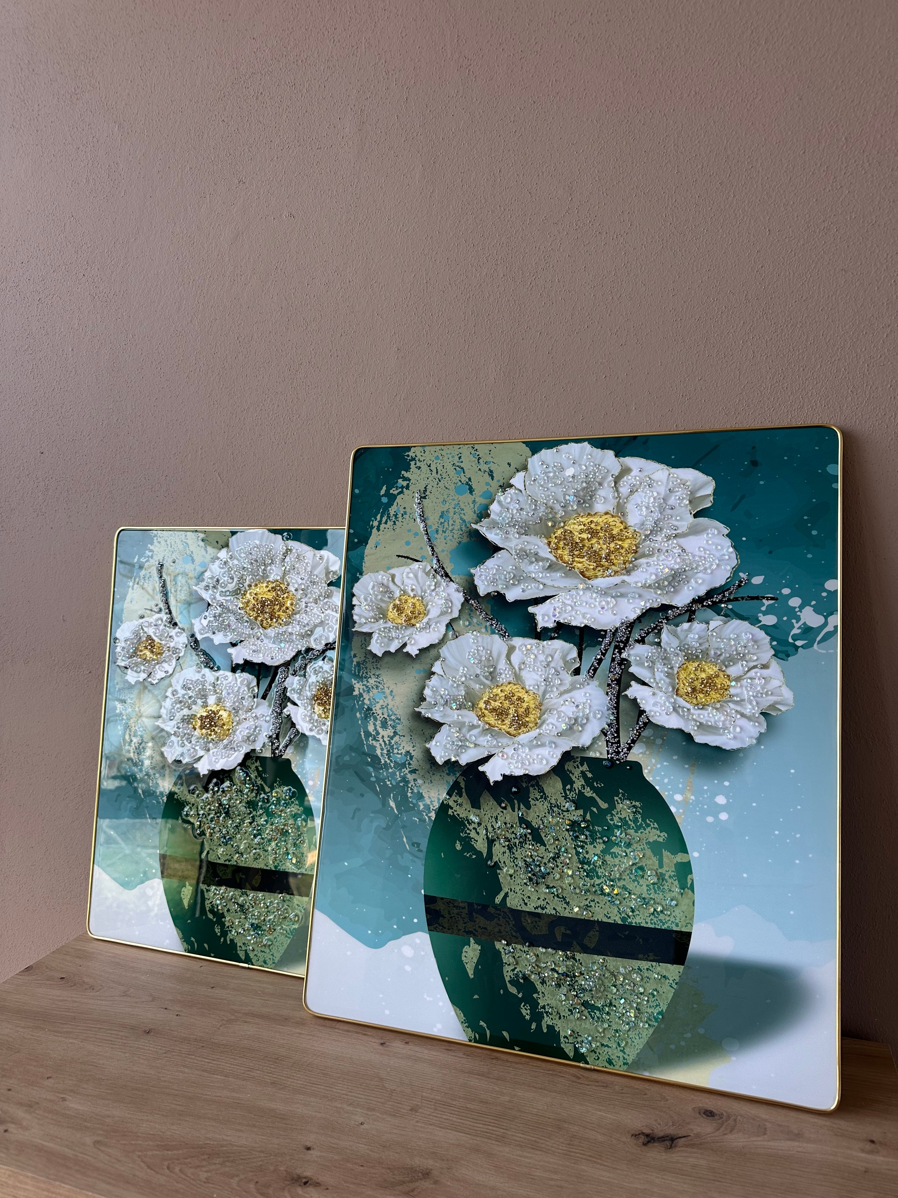 Pikturë me vazo lulesh jeshile dhe detaje të verdha me gurë zbukurues