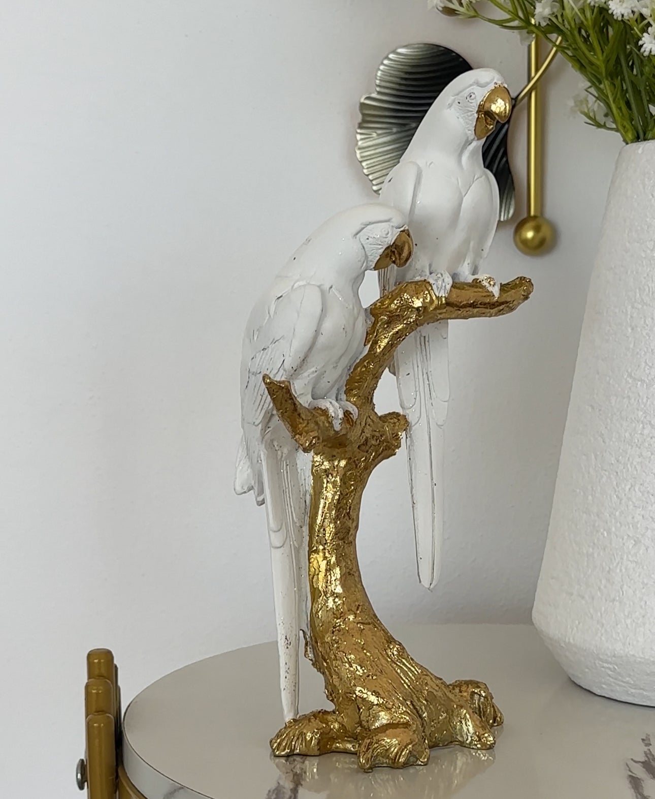 Statujë me papagaj të bardhë dhe trung druri gold