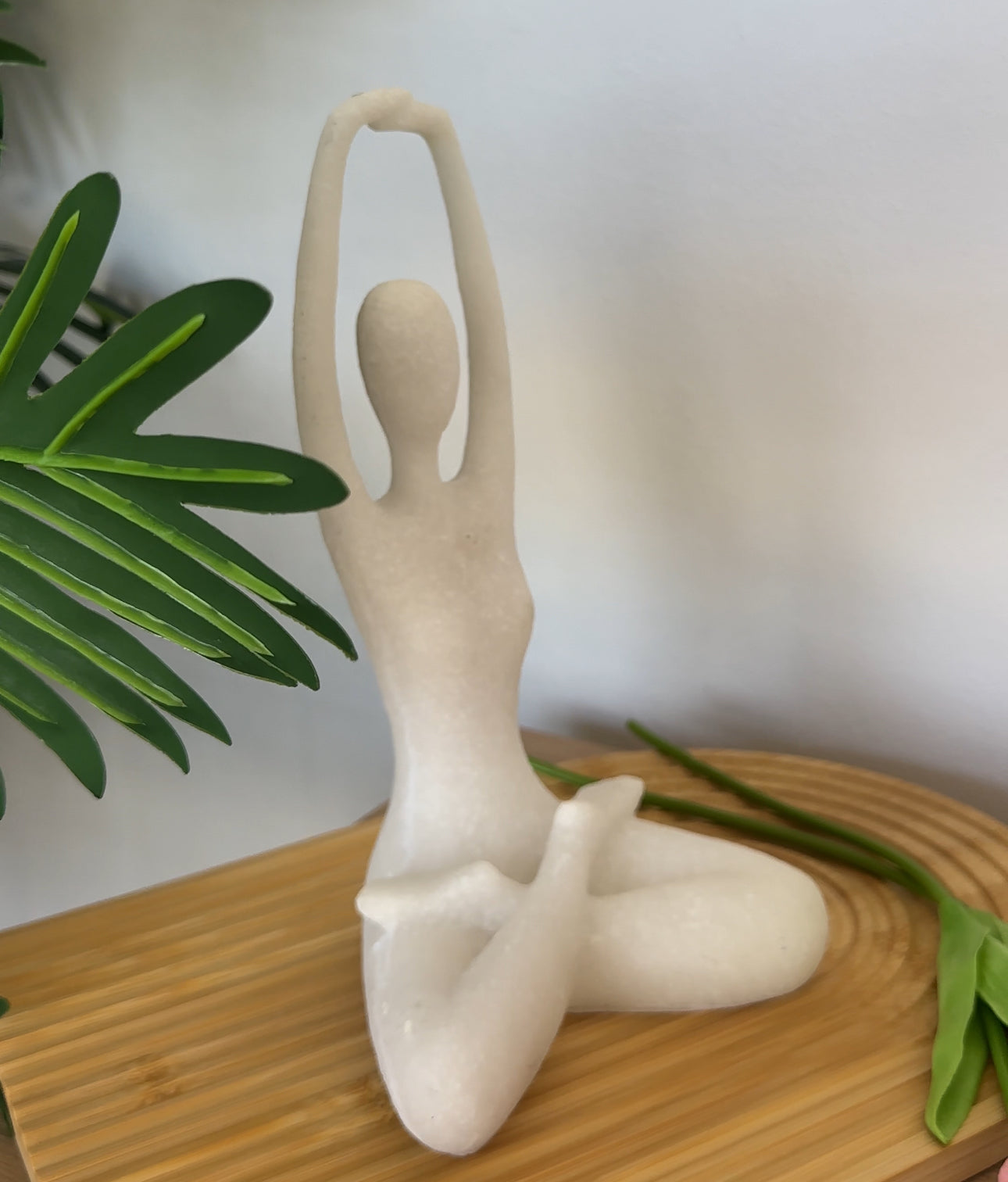 Skulpturë e bardhë në pozicion joge për dekorim spa-sh apo shtëpie