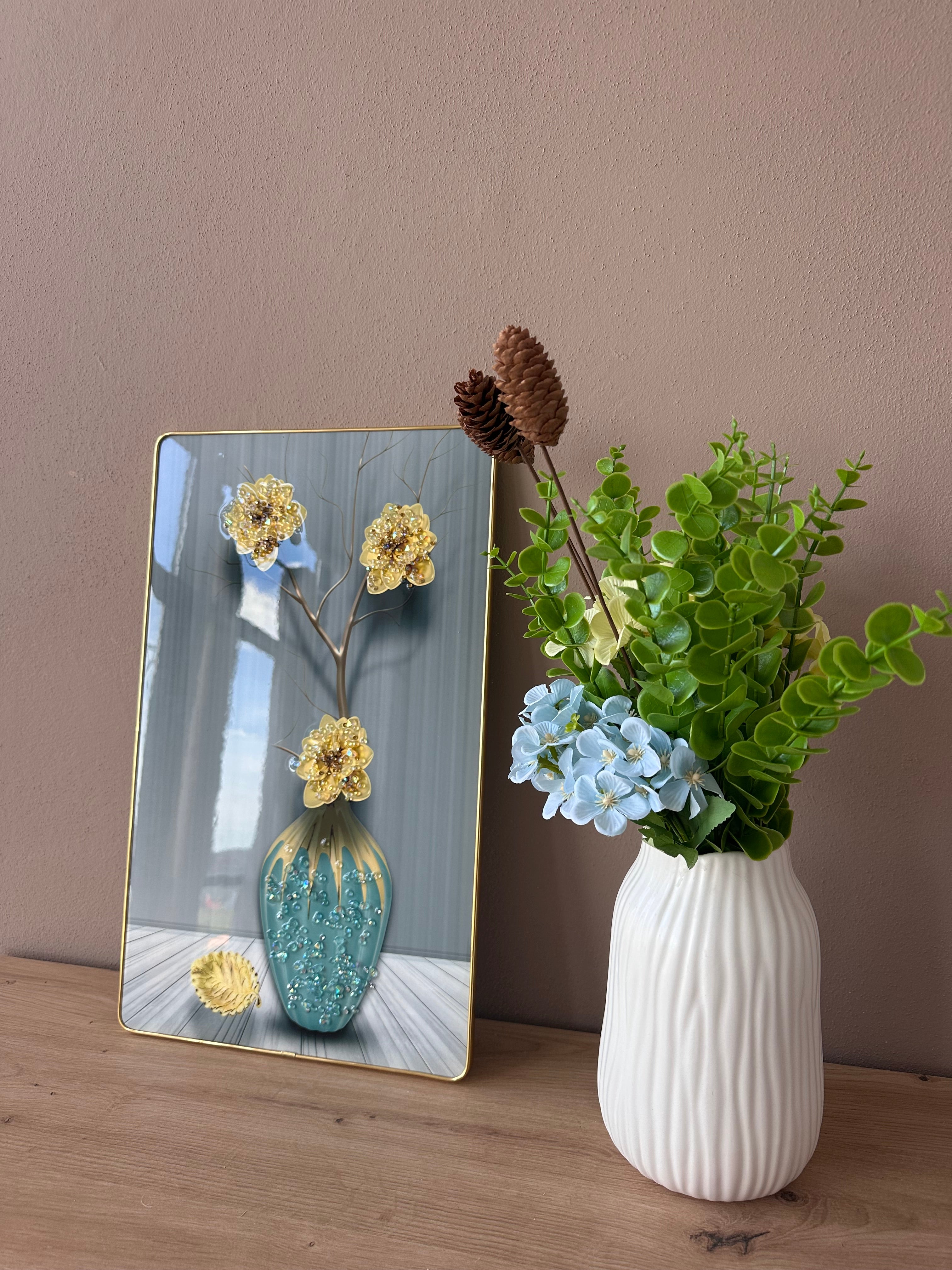 Pikturë me detaje gold dhe vazo gurkali