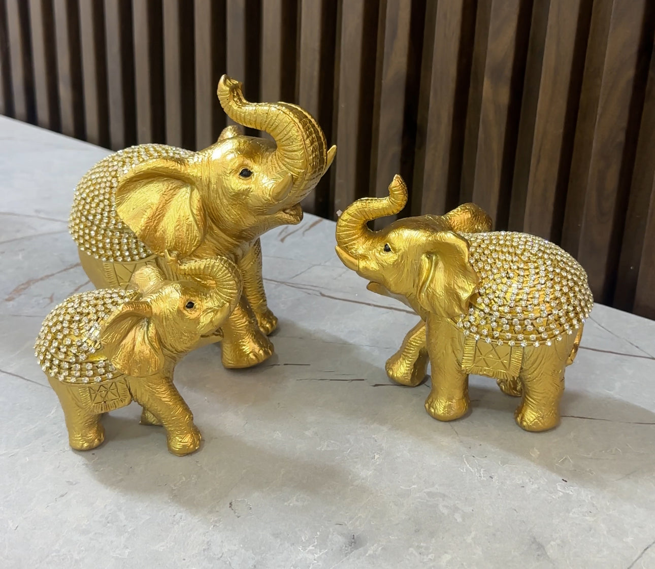 Set me 3 statuja elefanti ngjyrë gold me gurë zbukurues