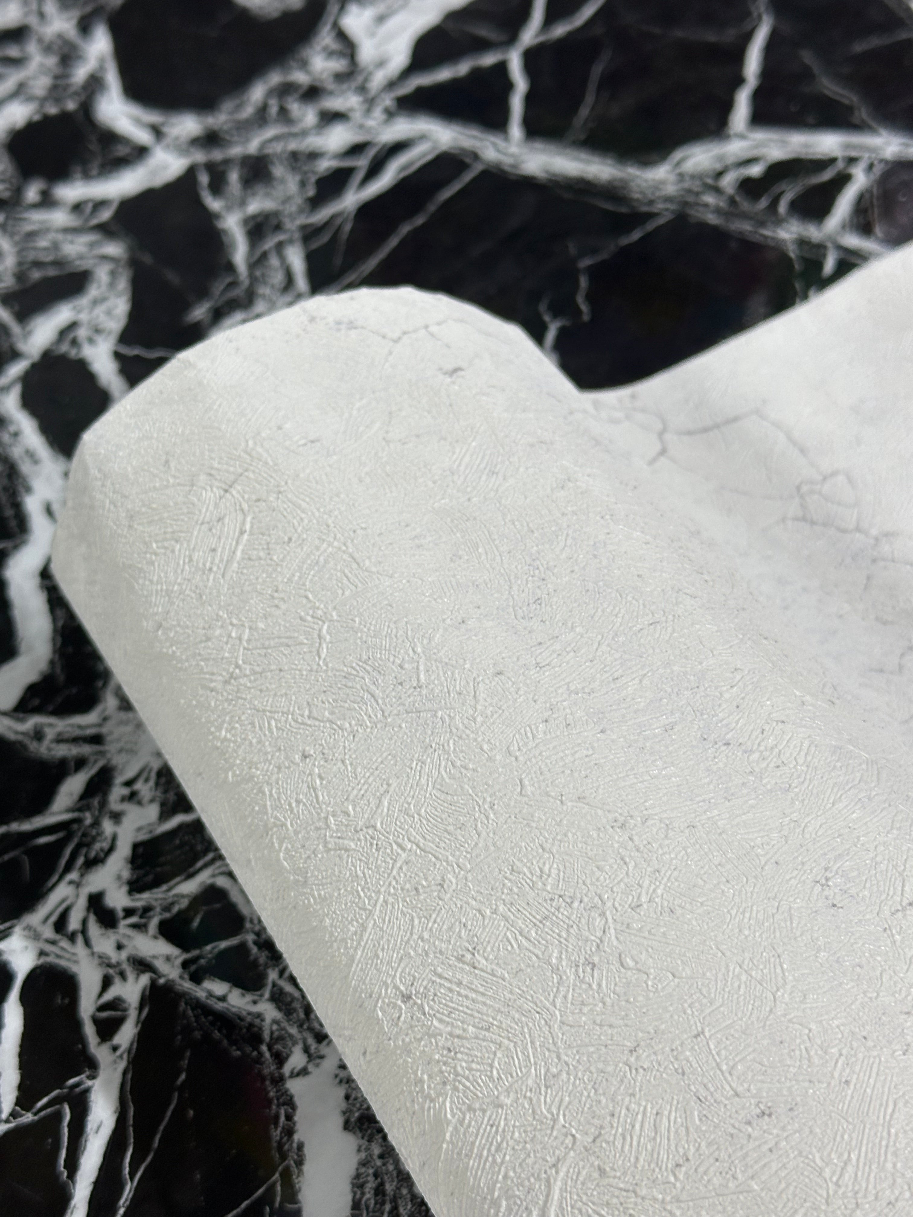 Letër muri e bardhë me detaje boje