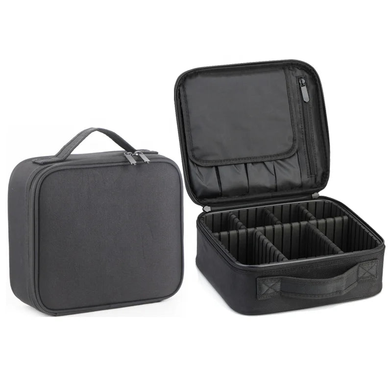 Çantë organizuese kozmetike me disa ndarje dhe xhepa me zinzhir