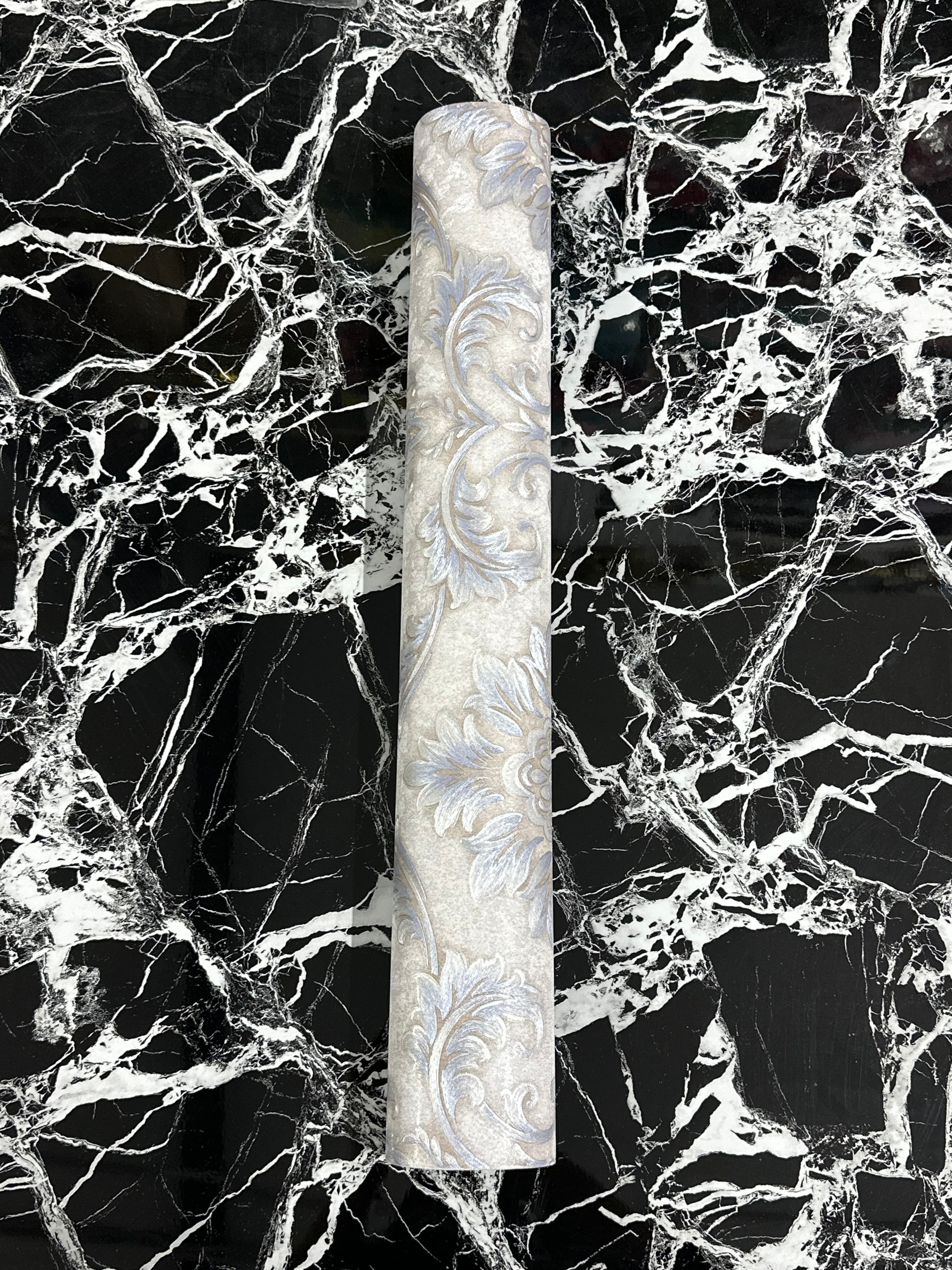 Letër muri stik klasik ngjyrë gri me detaje blu