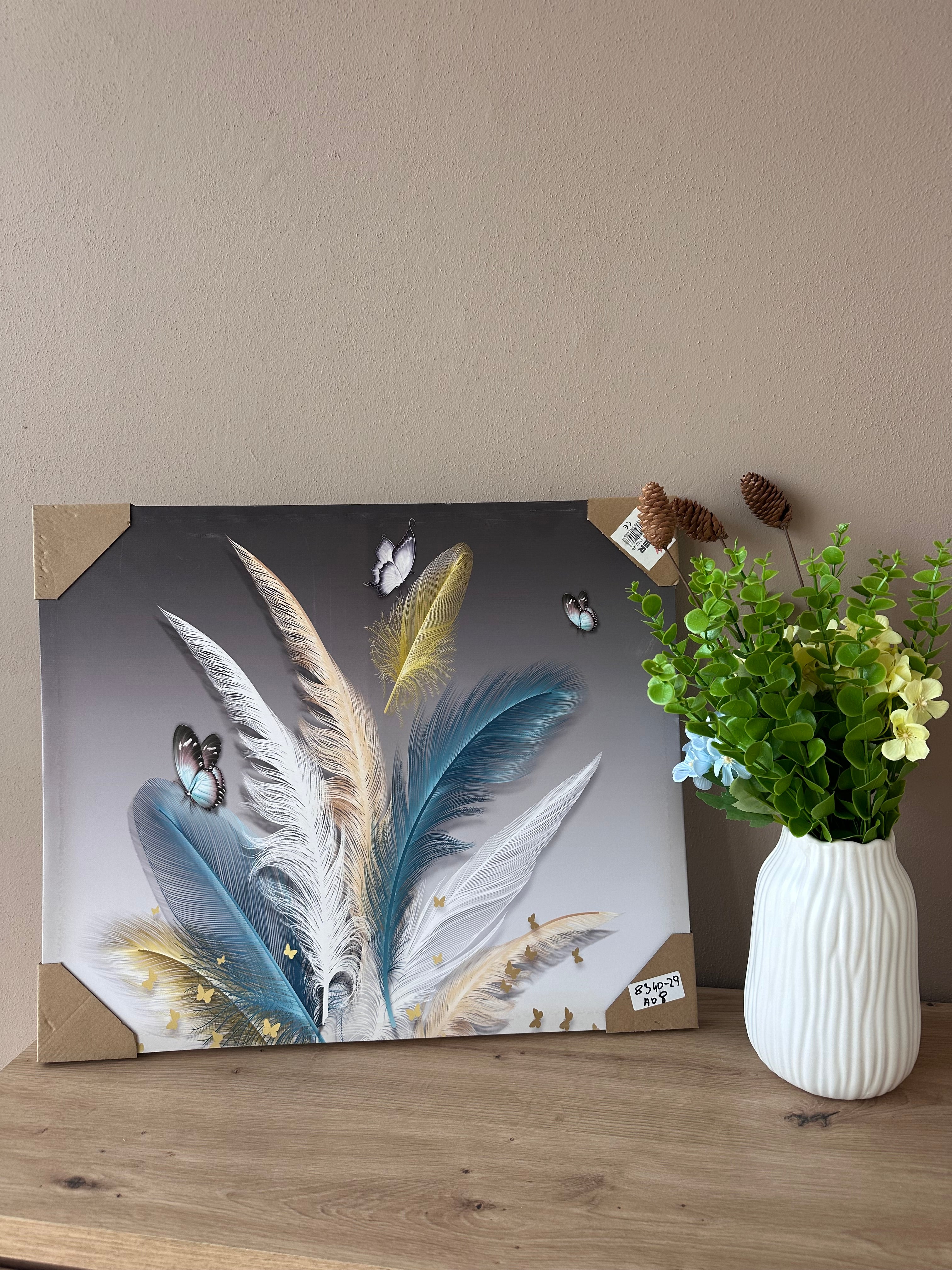 Kanavasë me figurë fluturash dhe pendësh