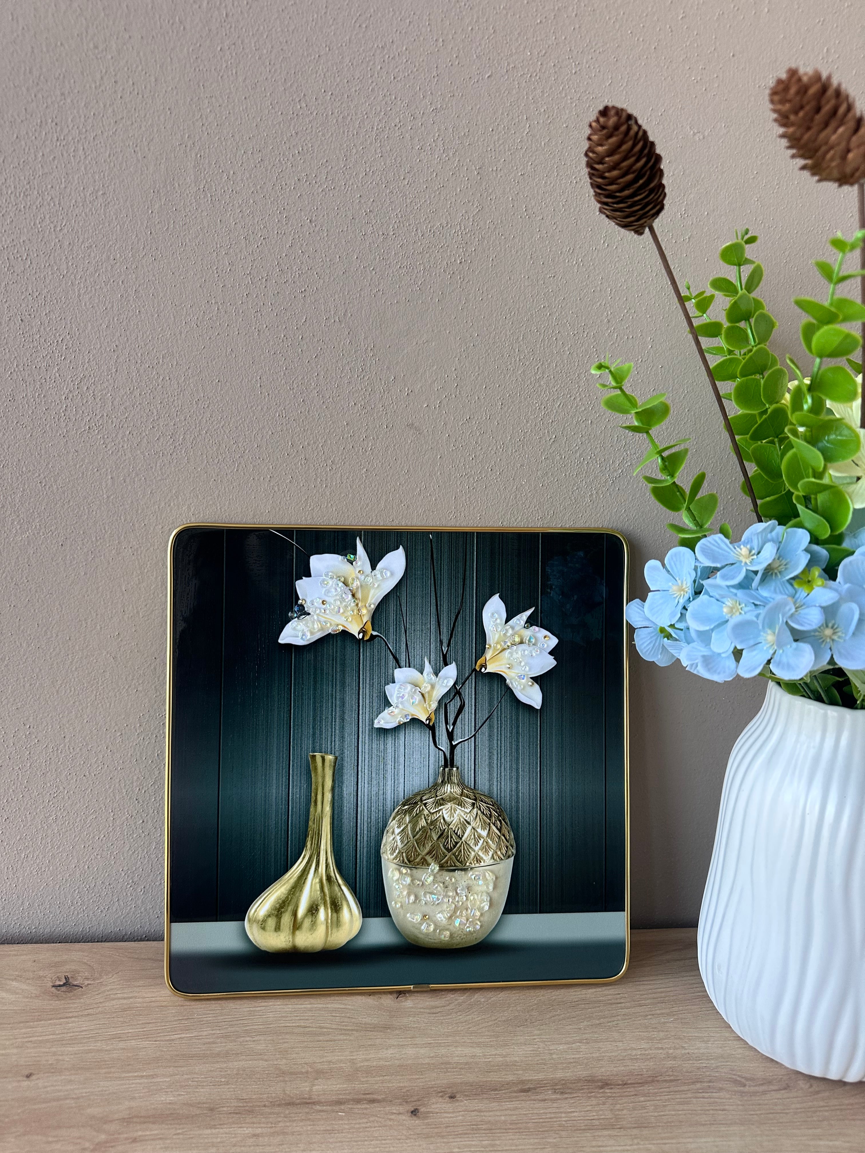 Pikturë me vazo lulesh gold dhe gurë zbukurues