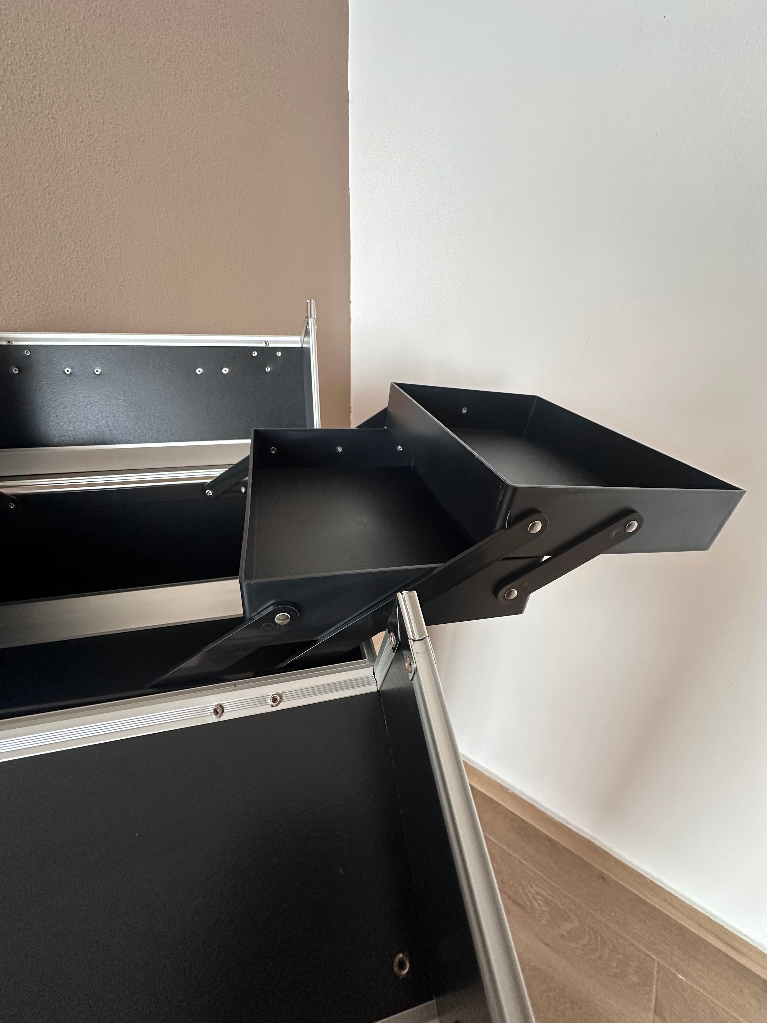 Valixhe profesionale kozmetike alumini