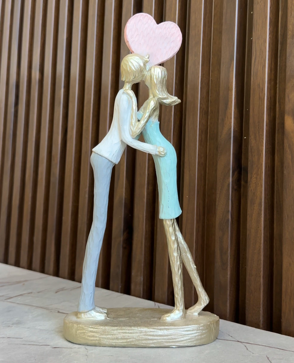 Statujë çift me tullumbace në formë zemre, duke u puthur