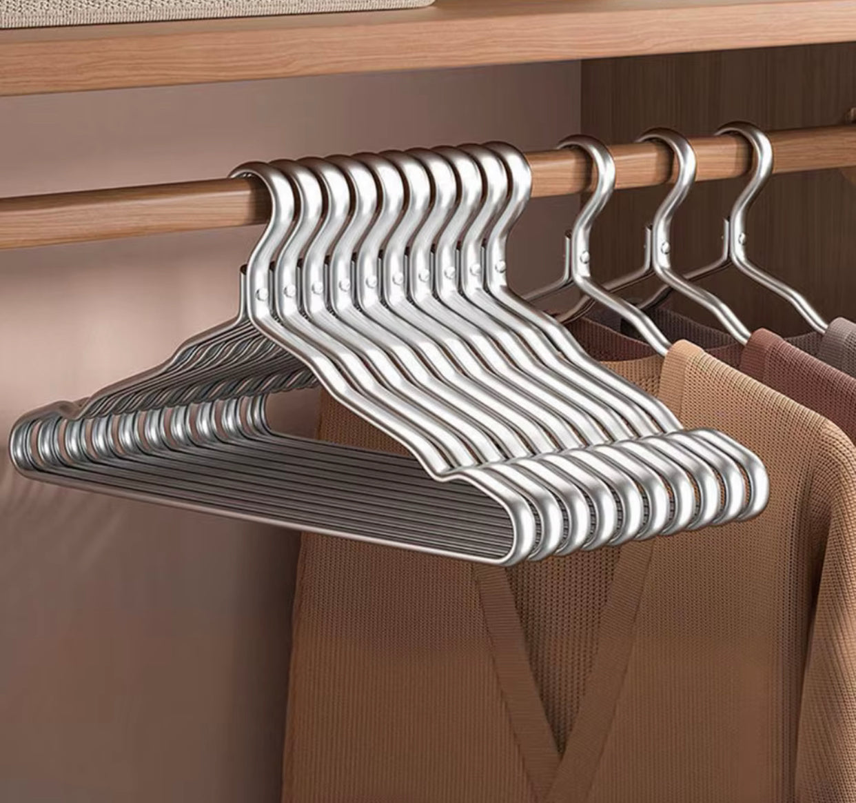 Varëse rrobash metalike gold ose silver