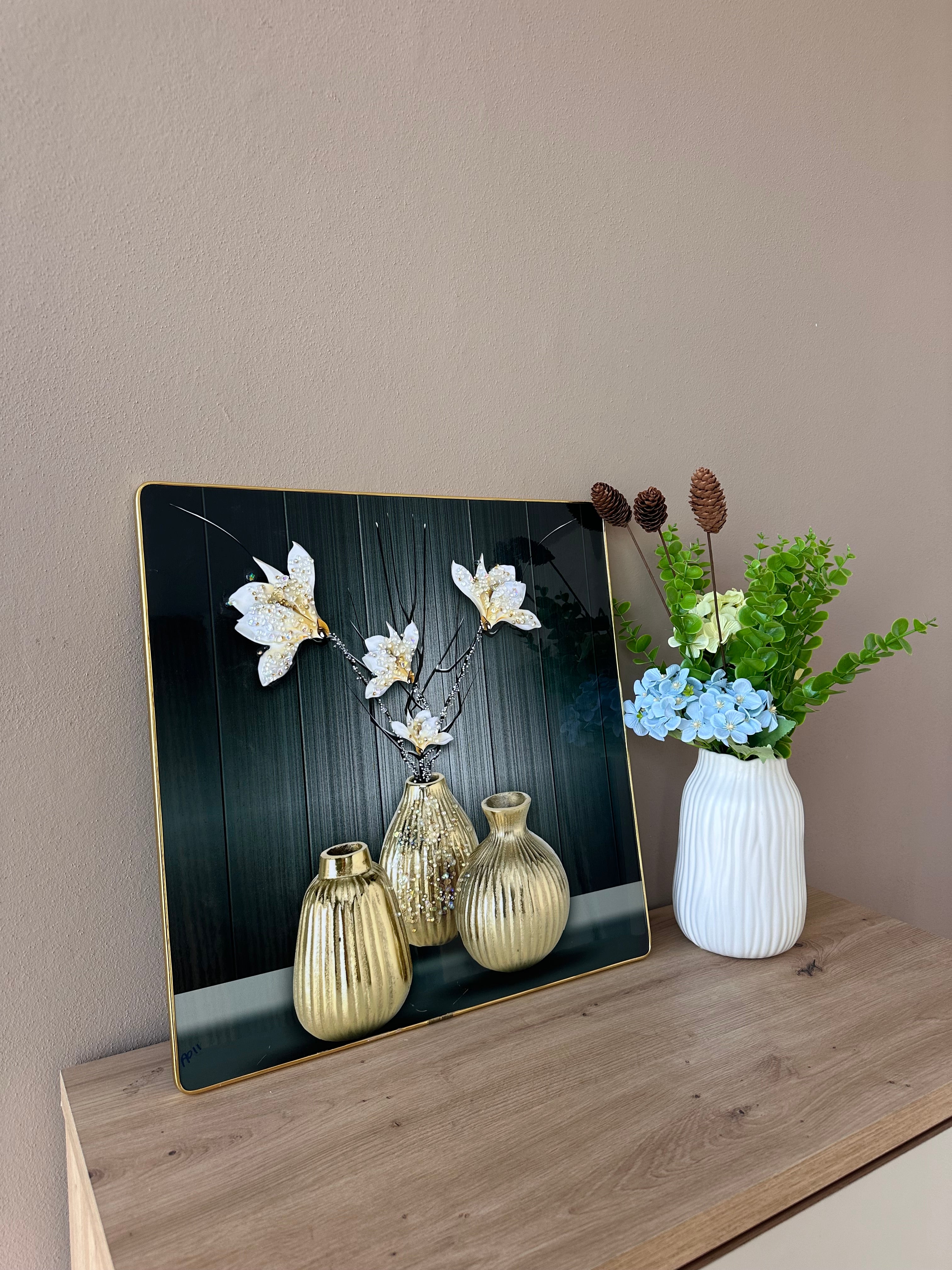 Pikturë me lule të bardha, detaje gold dhe gura zbukurues