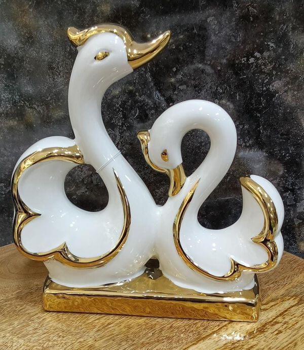 Statujë me dy mjellma me detaje gold e në ngjyrën e bardhë