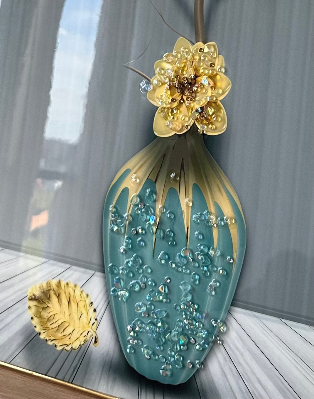 Pikturë me detaje gold dhe vazo gurkali