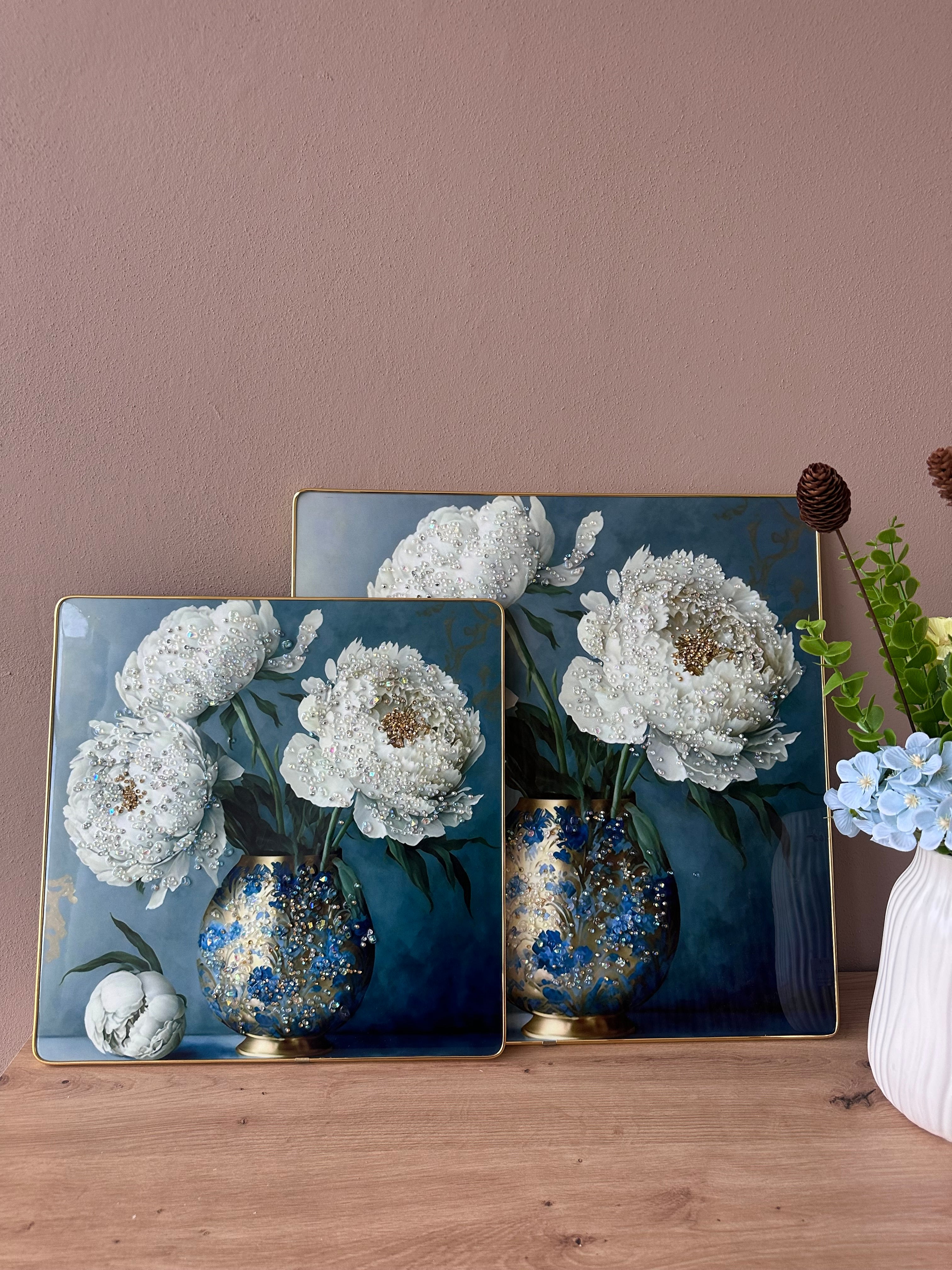 Pikturë me vazo blu dhe lule të bardha me gura zbukurues me kanavacë