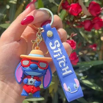 Varëse çelsash me Stitch me rroba plazhi dhe syze