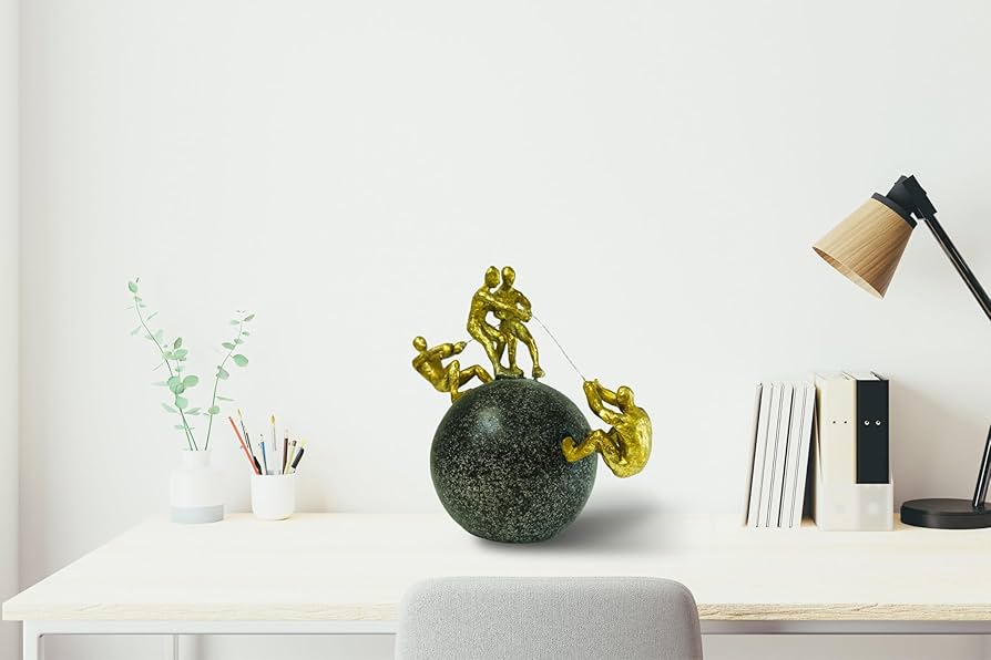 Statujë dekorative me njerëz gold mbi sferë