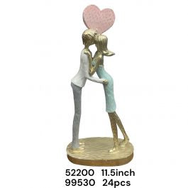 Statujë çift me tullumbace në formë zemre, duke u puthur