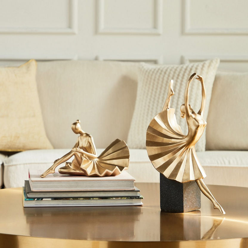 Statujë balerine duke kërcyer ngjyrë gold me kub mbështetës të zi