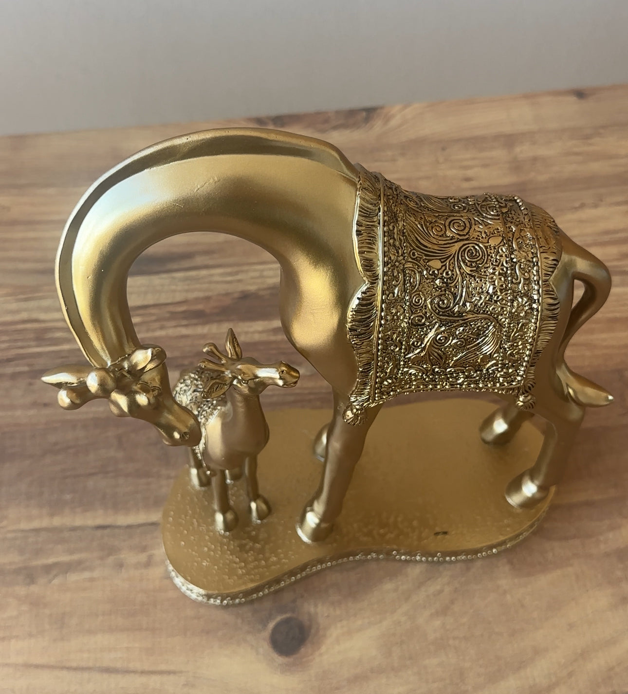 Statujë xhirafë me të voglin e saj, ngjyrë gold