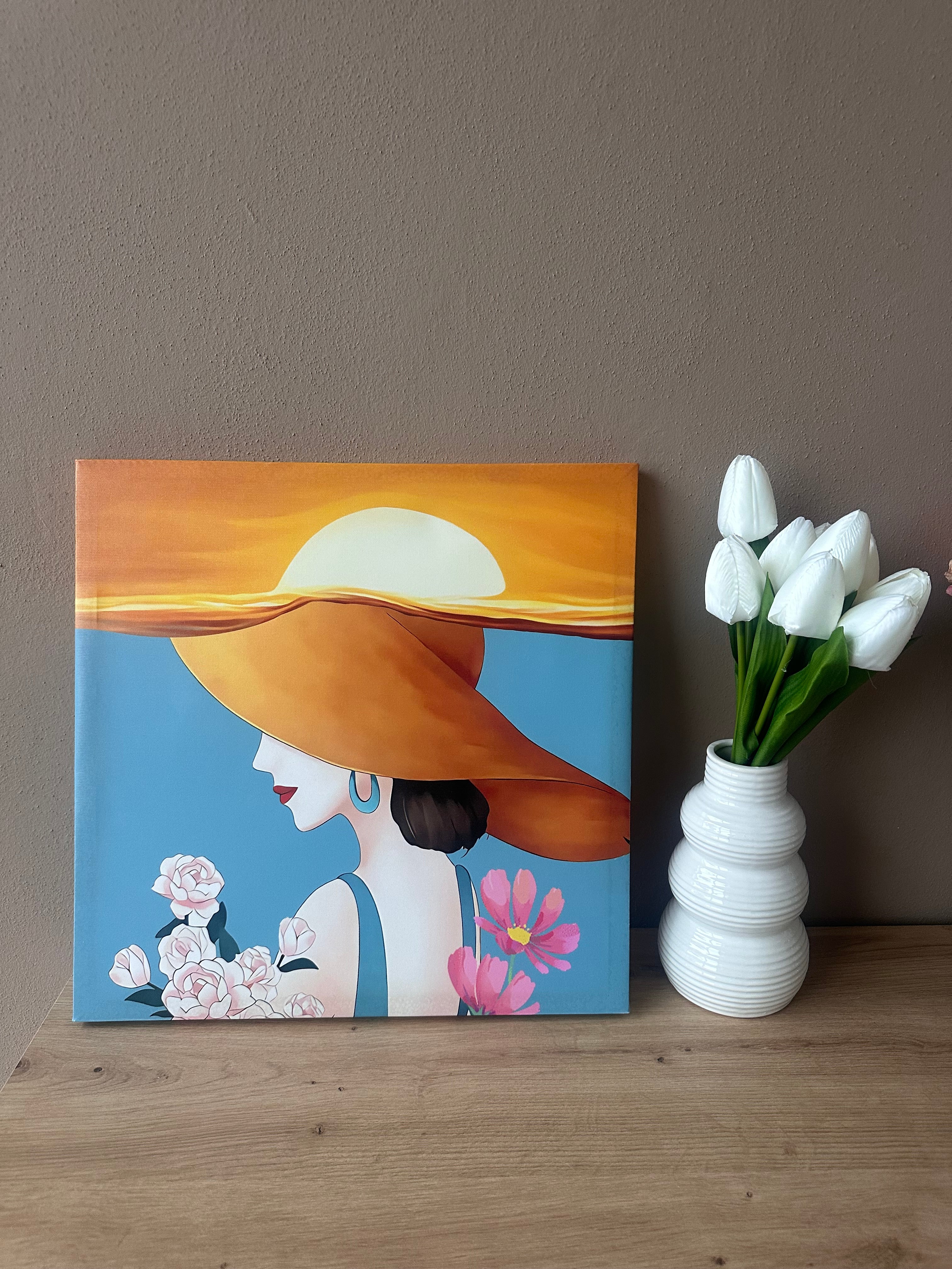 Kanavasë me portret gruaje dhe detaje lulesh