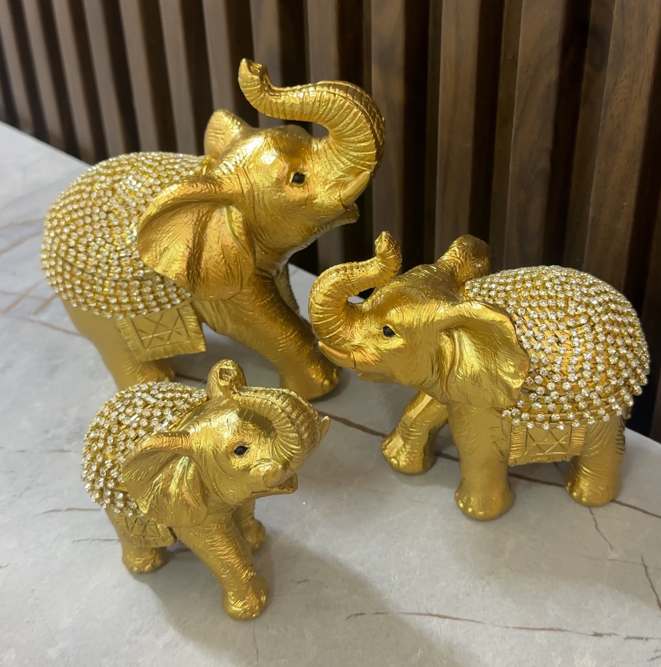 Set me 3 statuja elefanti ngjyrë gold me gurë zbukurues