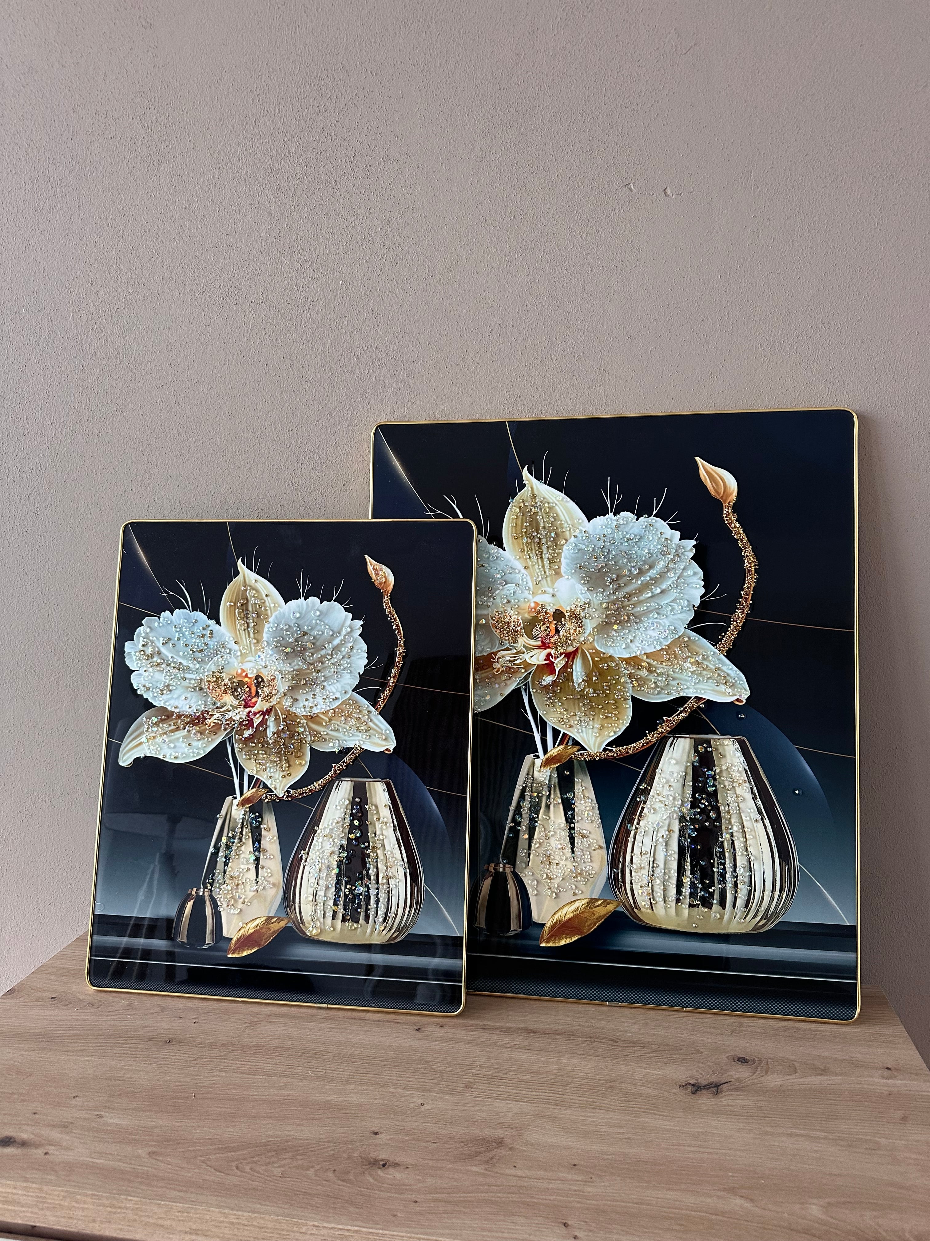 Pikturë ngjyrë e zezë me gurë zbukurues  e detaje gold