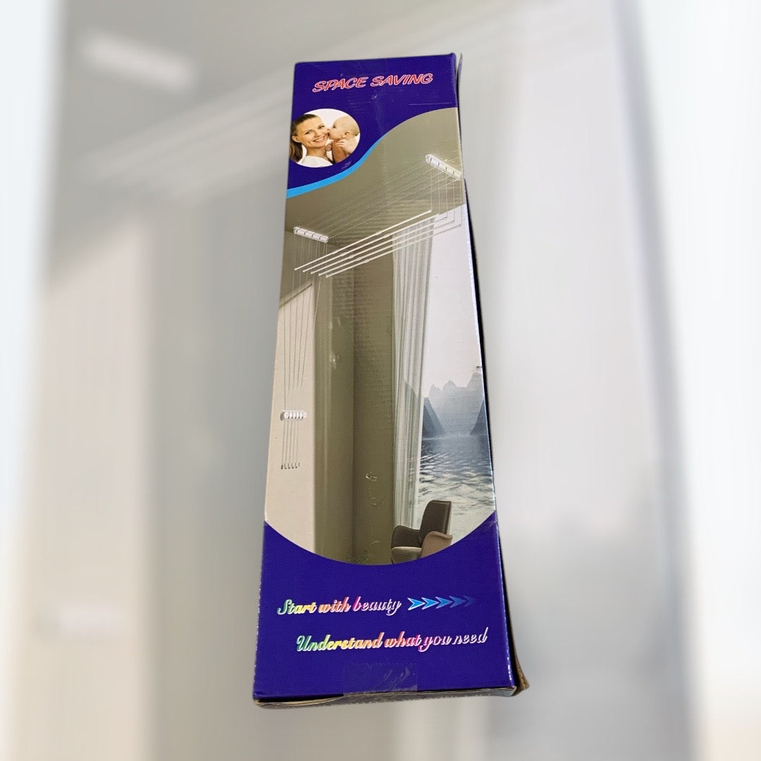 Varëse rrobash me varje në murë