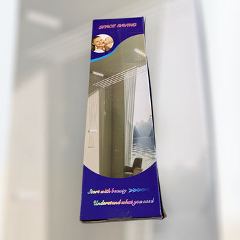 Varëse rrobash me varje në murë