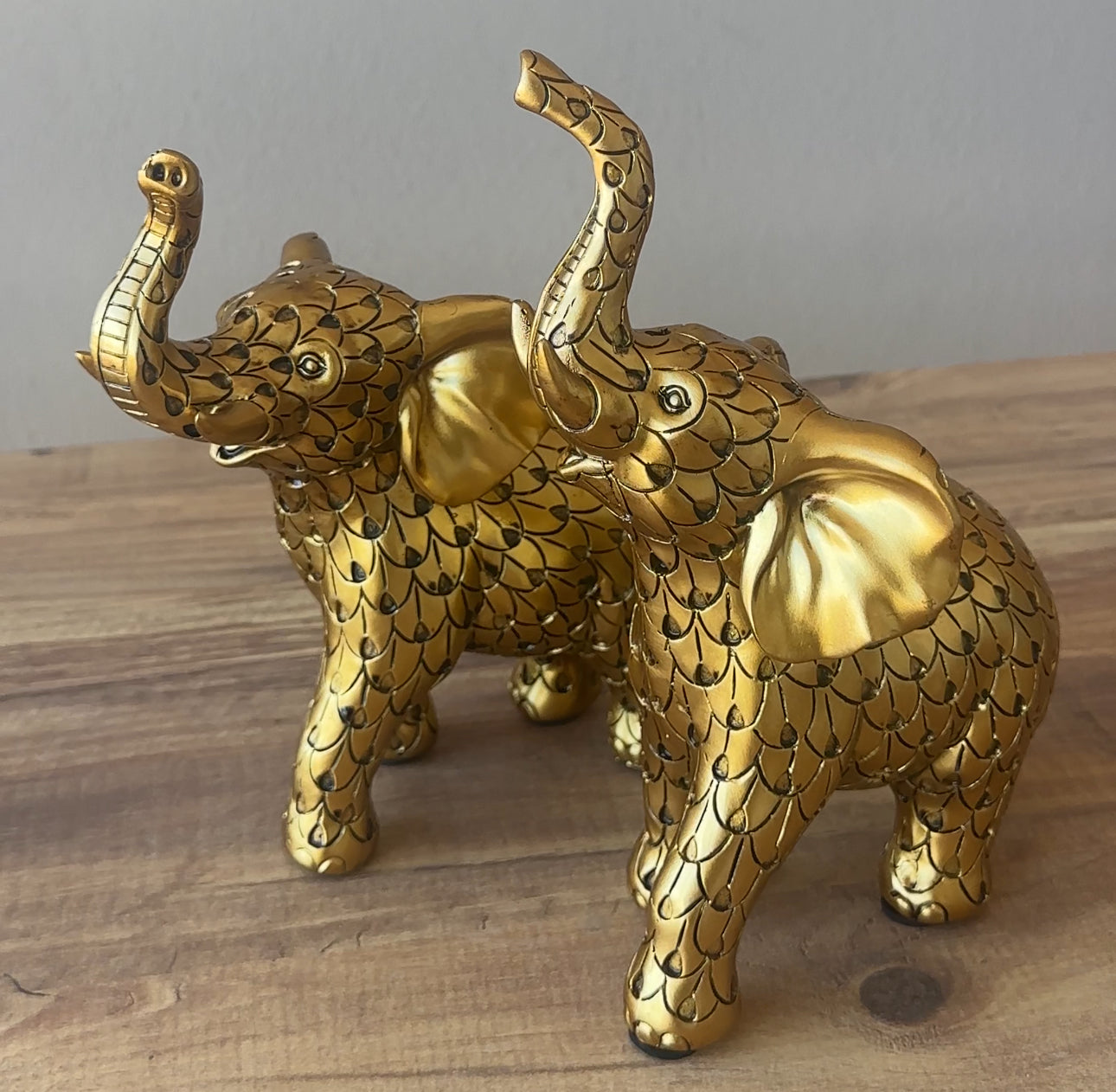 Statuja në formë  elefanti, material allçi