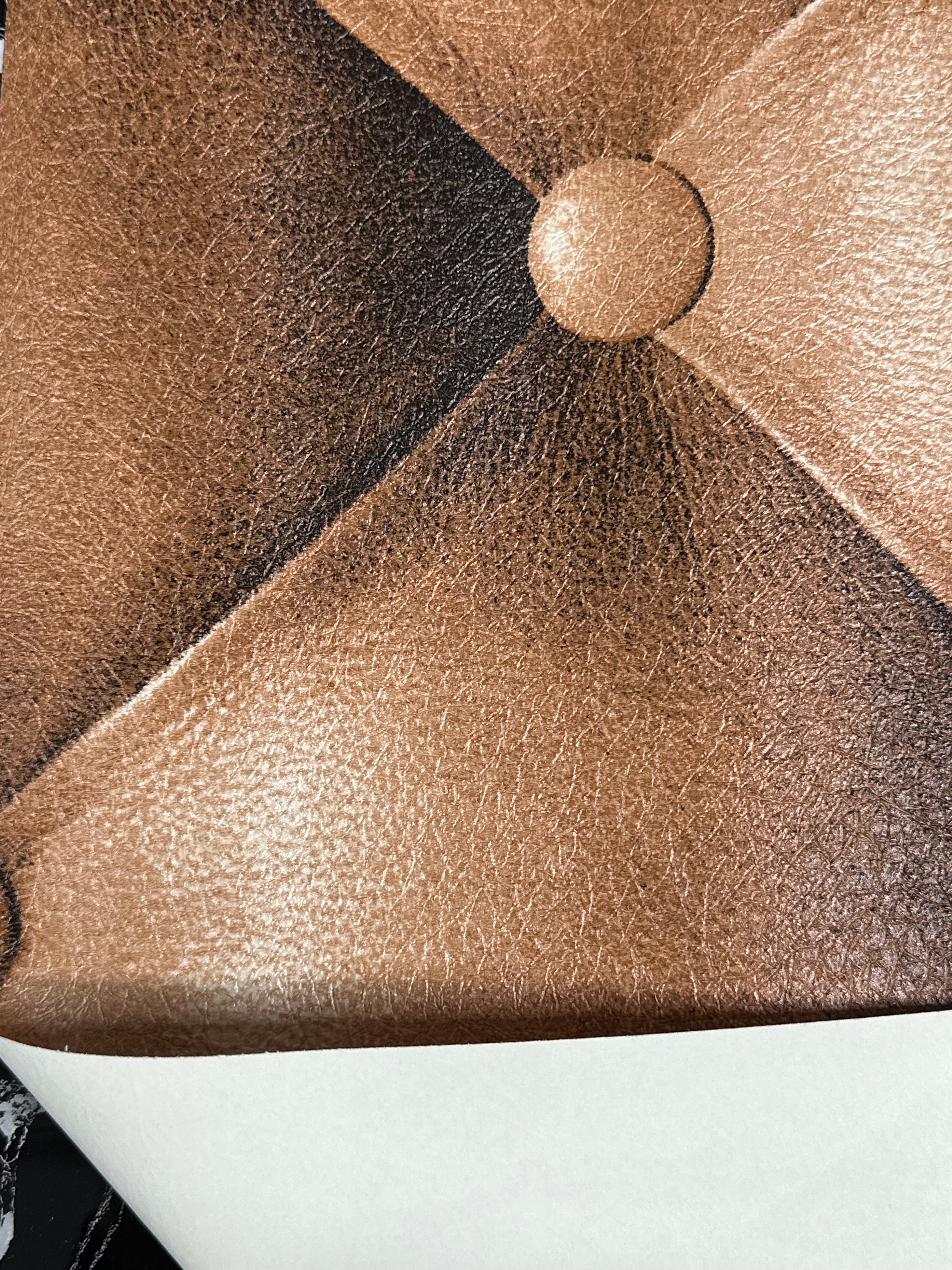 Letër muri ngjyrë kafe imitim lëkure