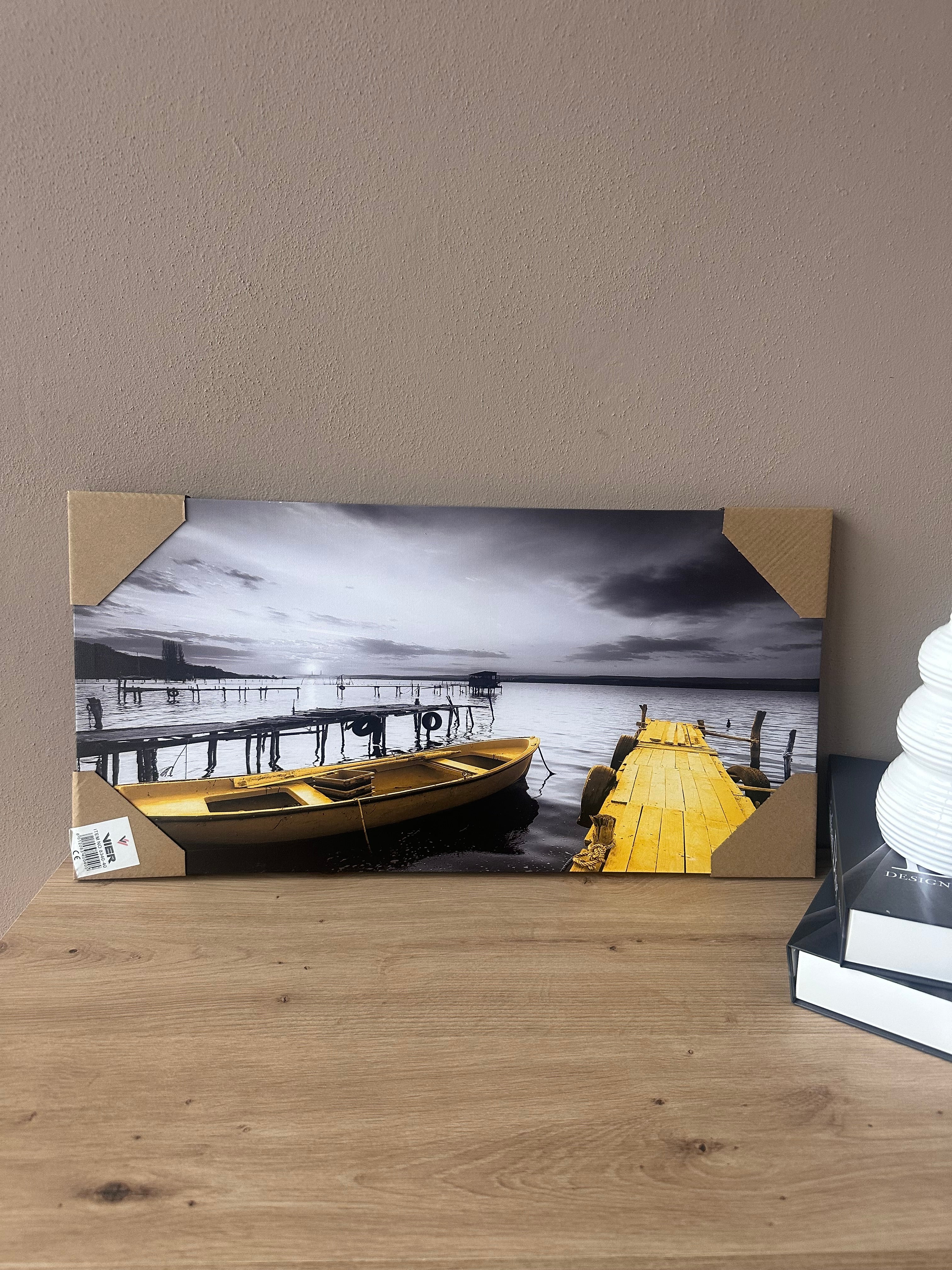 Kanavasë me peisazh dhe varkë të verdhë