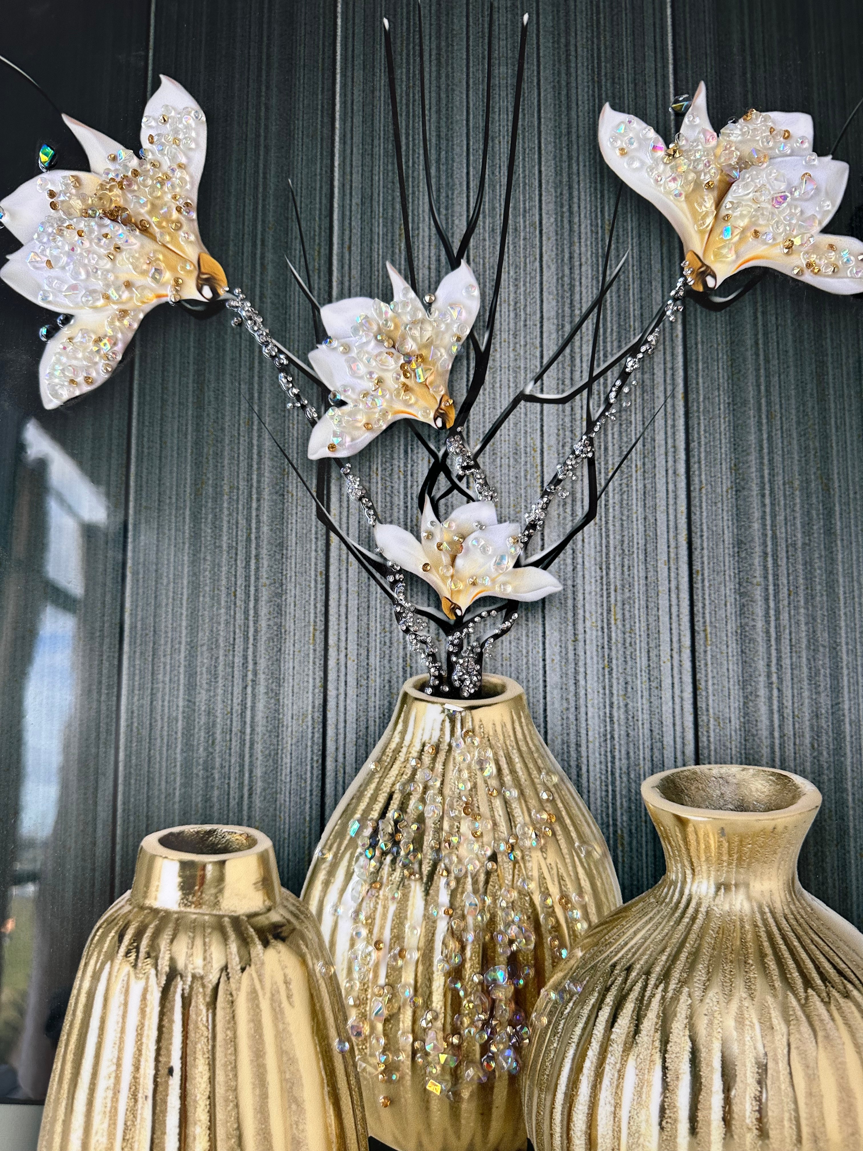 Pikturë me vazo lulesh gold dhe gurë zbukurues