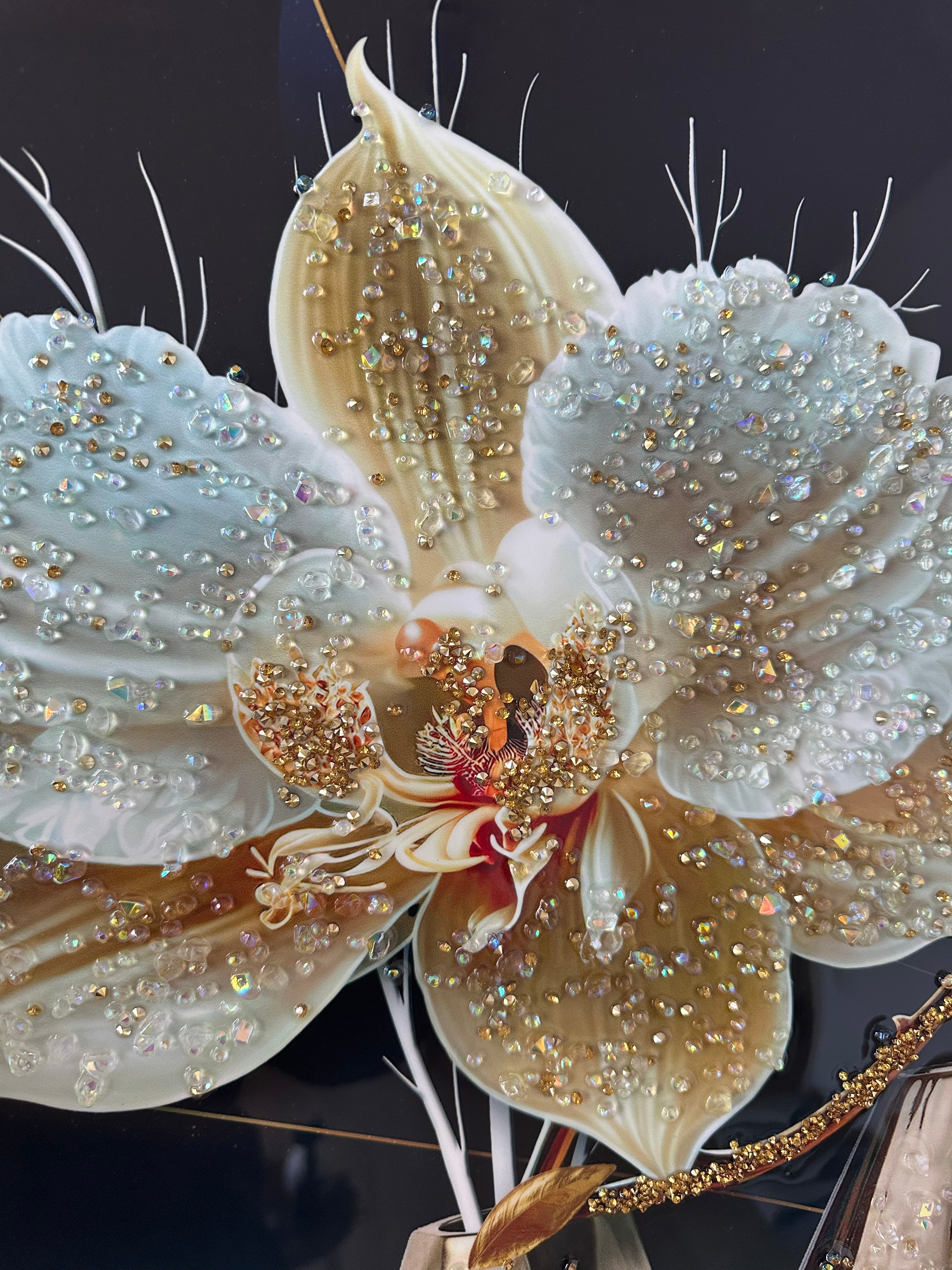 Pikturë me gurë zbukurues e lule gold