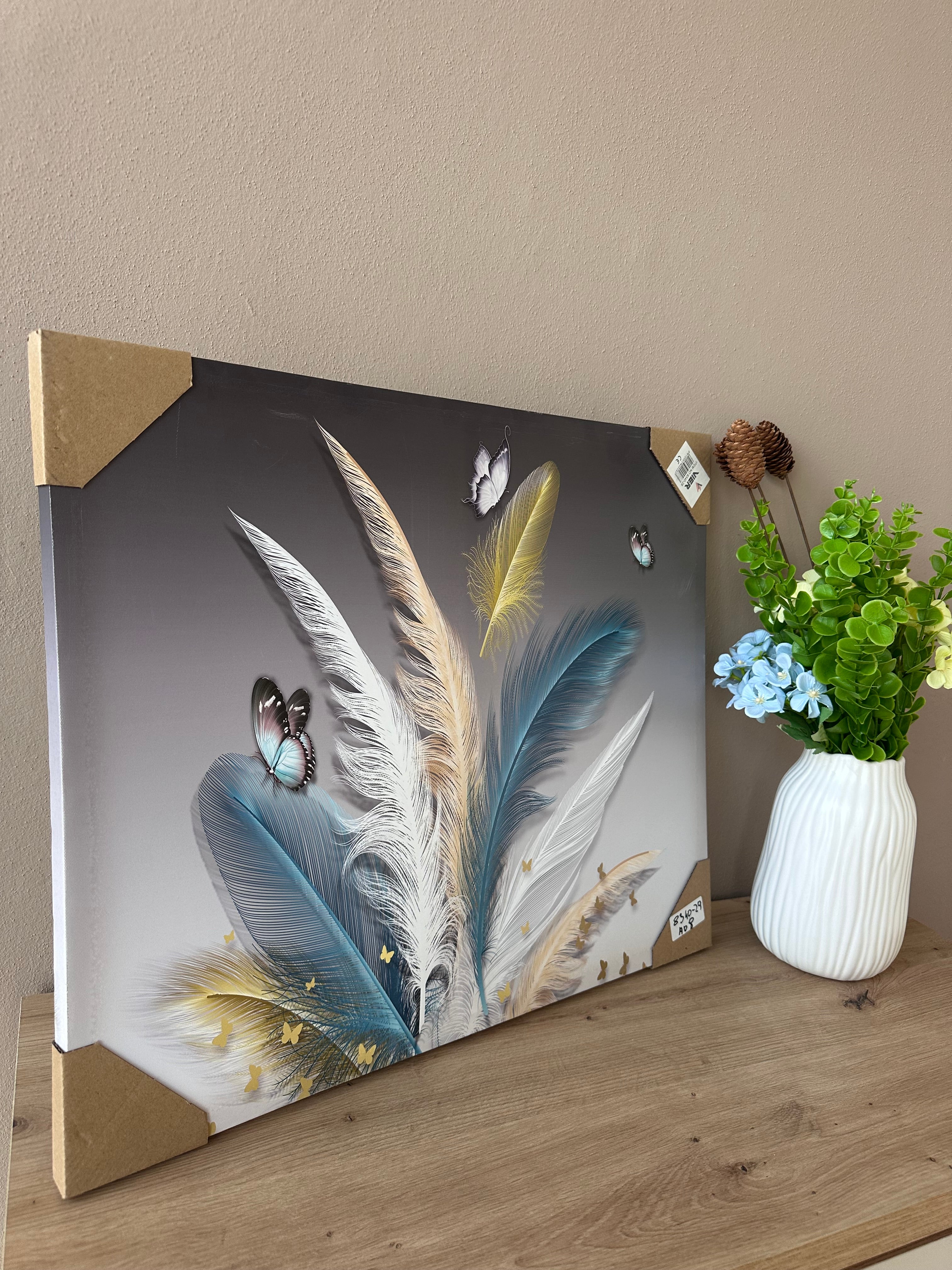 Kanavasë me figurë fluturash dhe pendësh