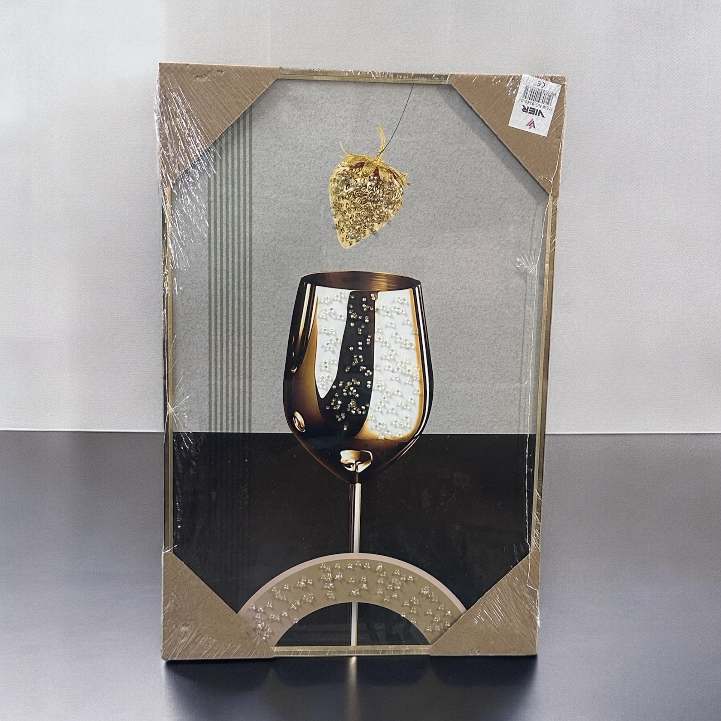 Pikturë me gotë vere, luleshtrydhe dhe gura zbukurues