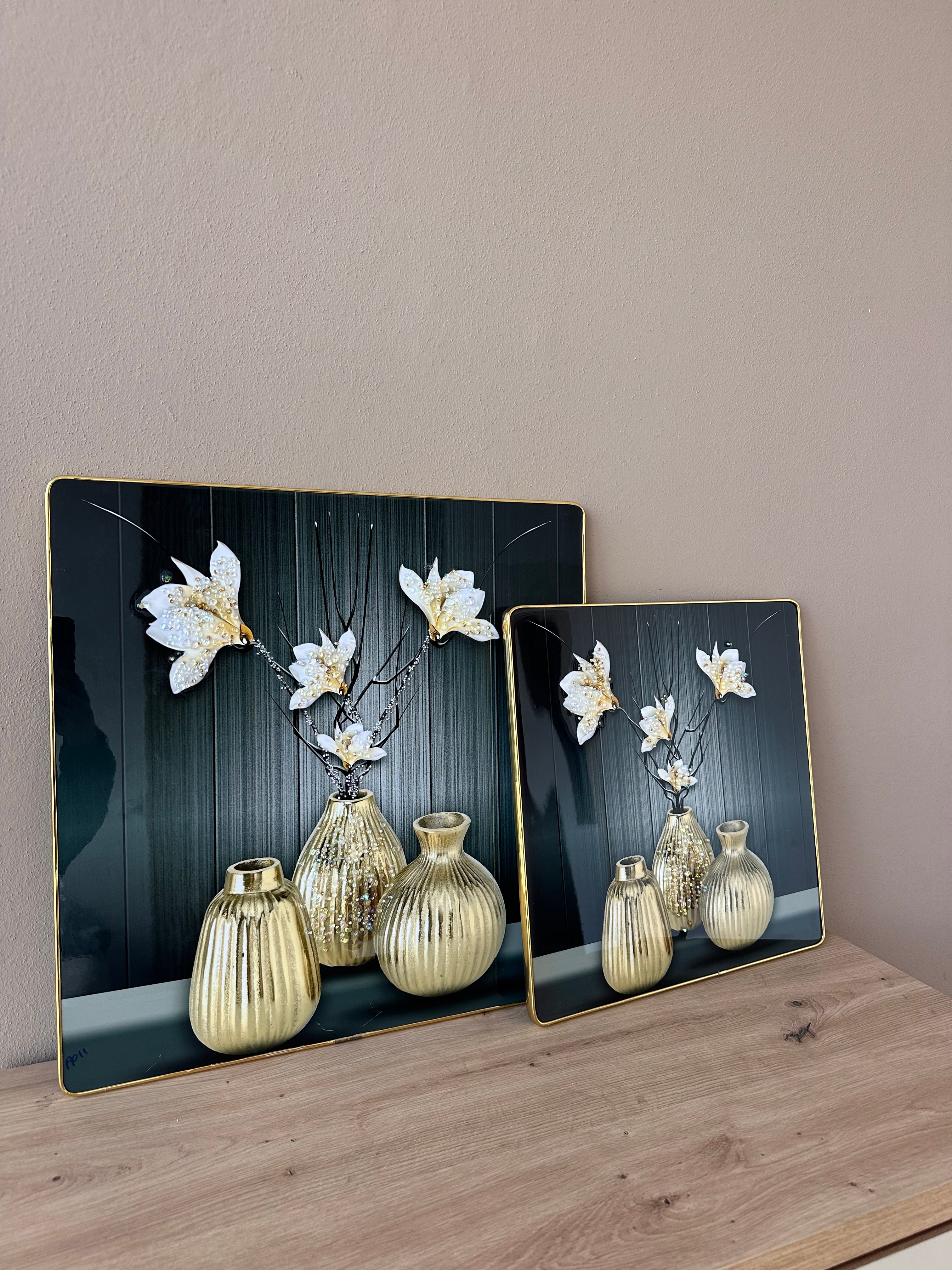 Pikturë me vazo lulesh gold dhe gurë zbukurues