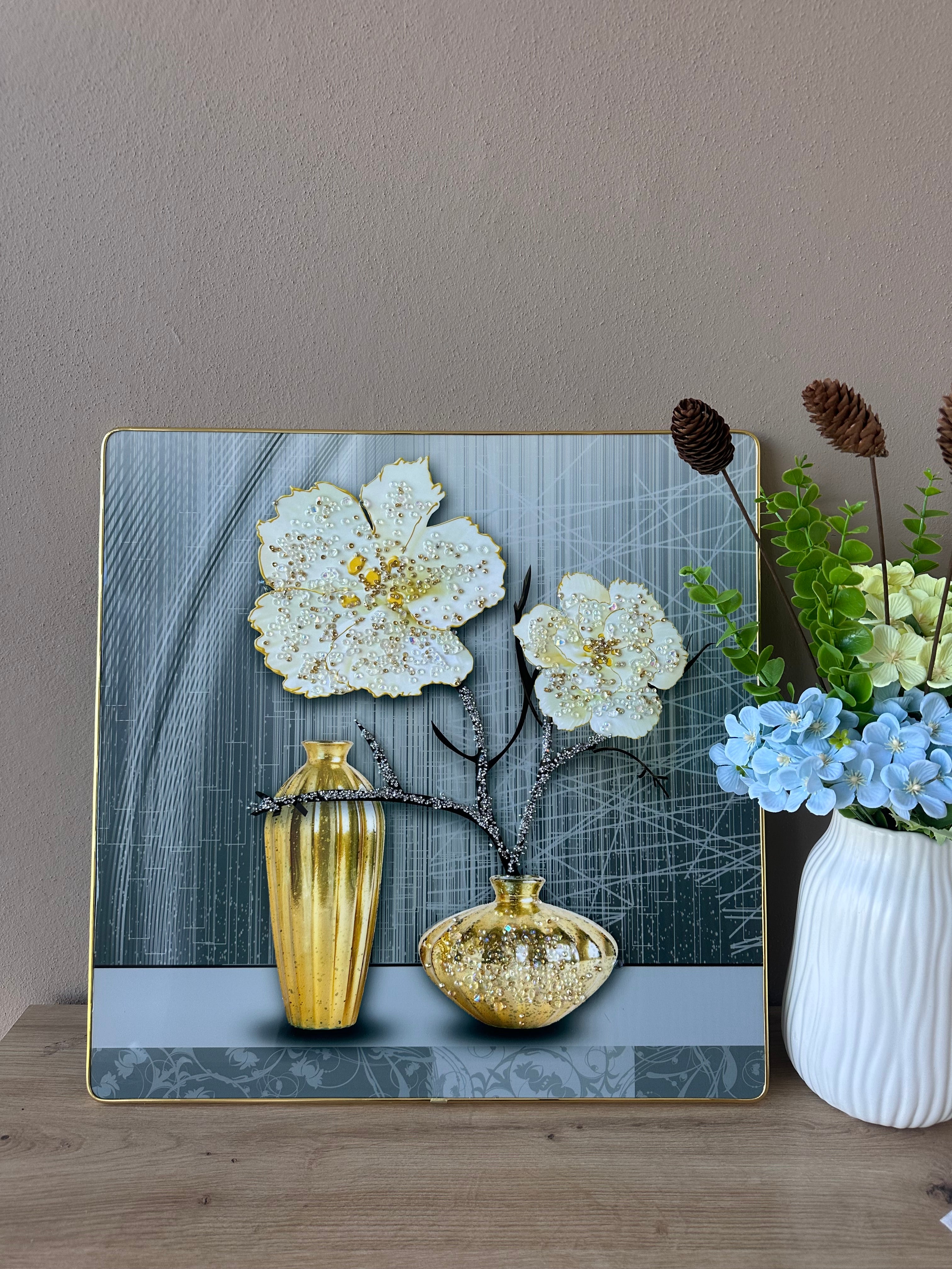 Pikturë me lule të bardha dhe vazo gold me gurë zbukurues