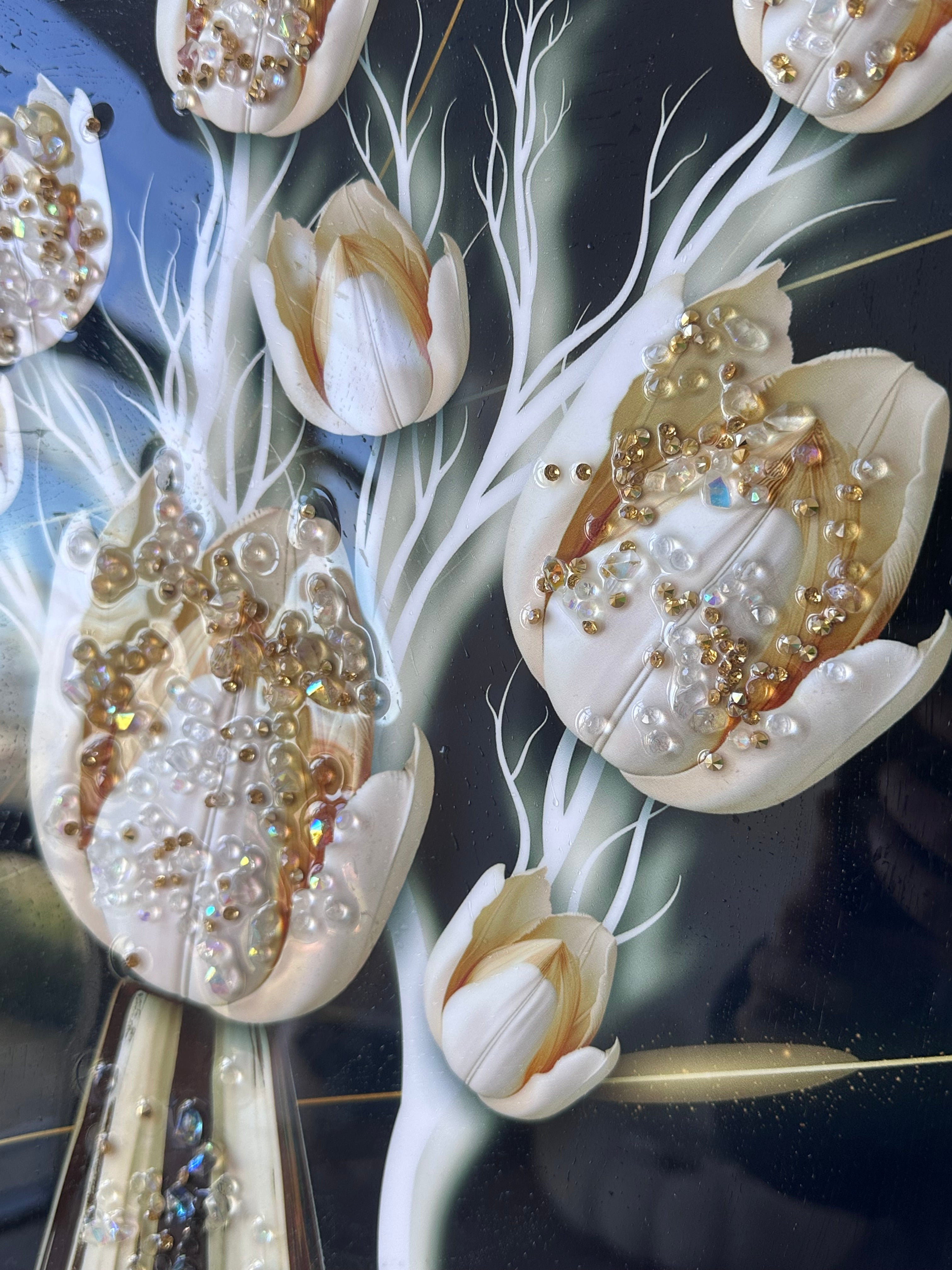 Pikturë me tulipana të bardhë dhe gurë zbukurues