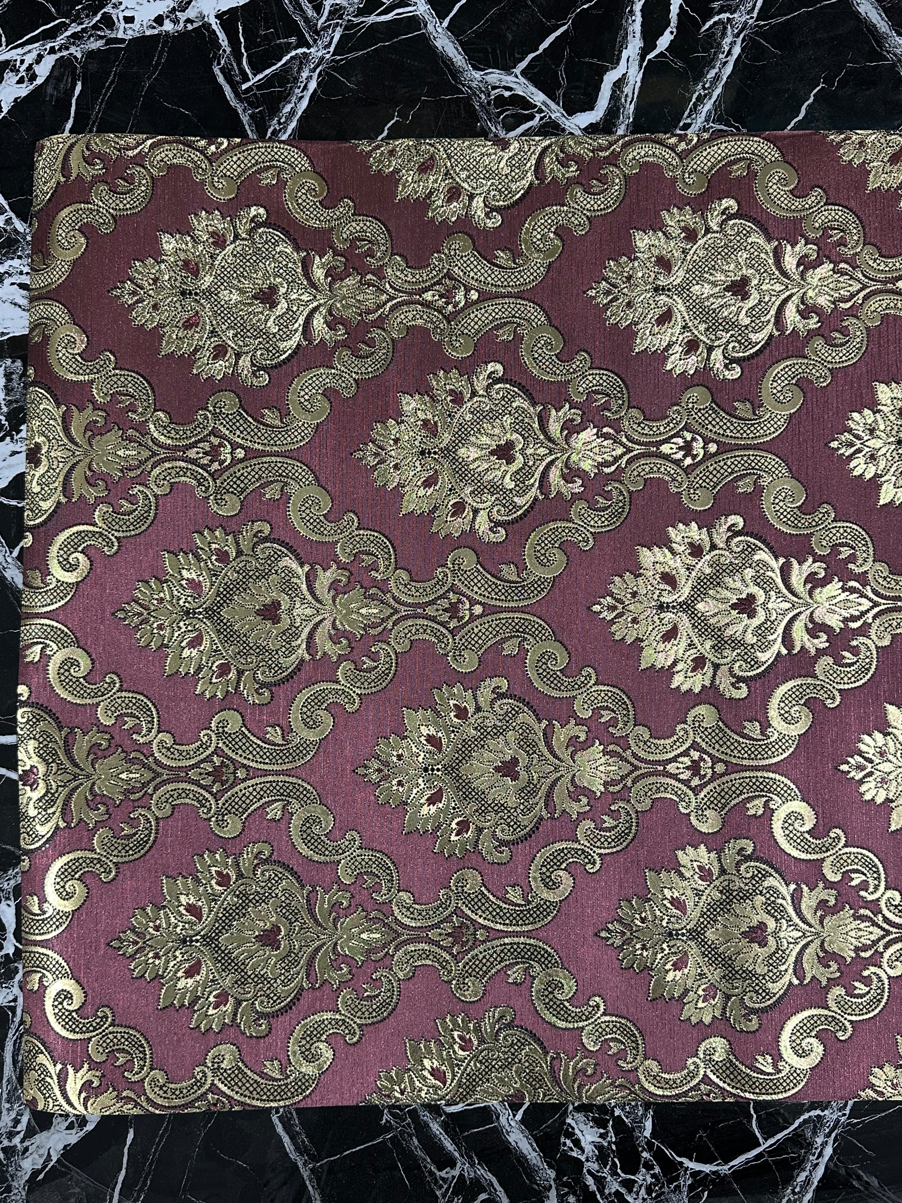 Letër muri ngjyrë vishnje me motive gold stil vintage