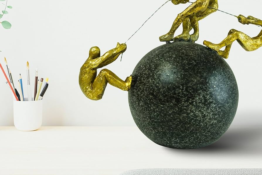 Statujë dekorative me njerëz gold mbi sferë