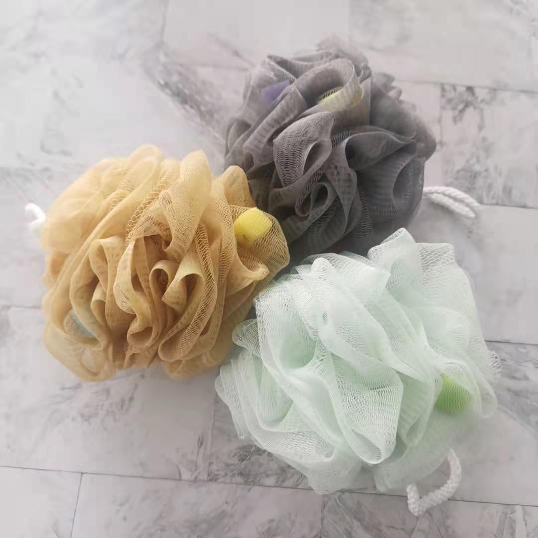 Sfungjer dushi me toptha sfungjeri, rrjetë, mikse