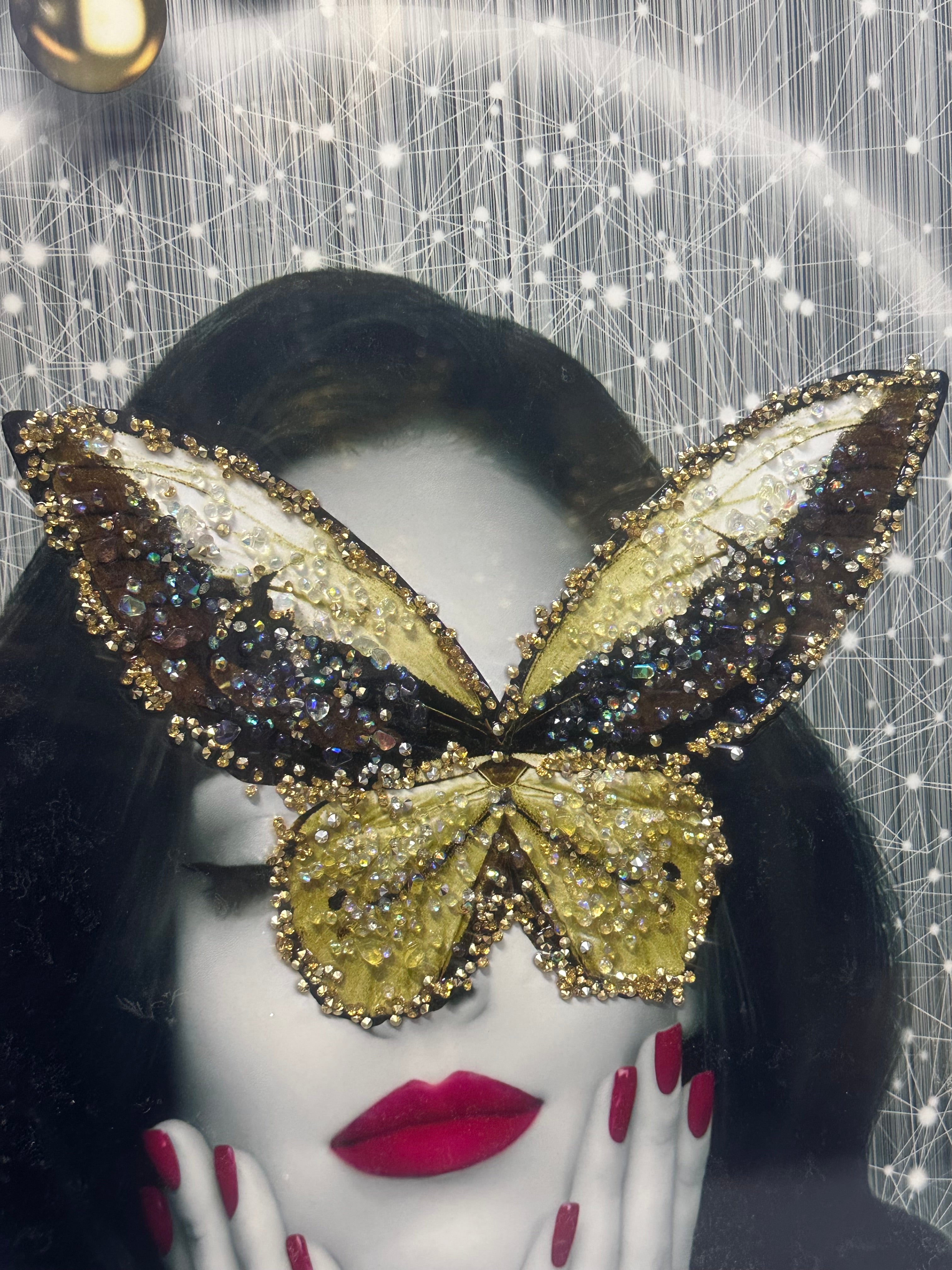 Pikturë me figurë gruaje dhe flutur me gura zbukurues