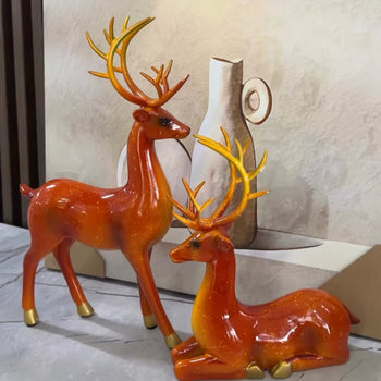 Drerë portokalli me brirë gold njëri në këmb e tjetri i ulur