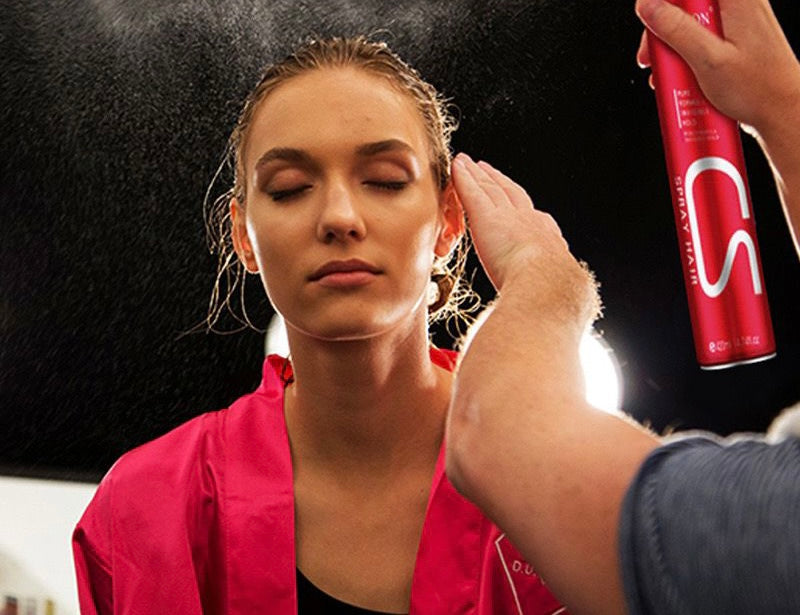 Spray stilues për flokët