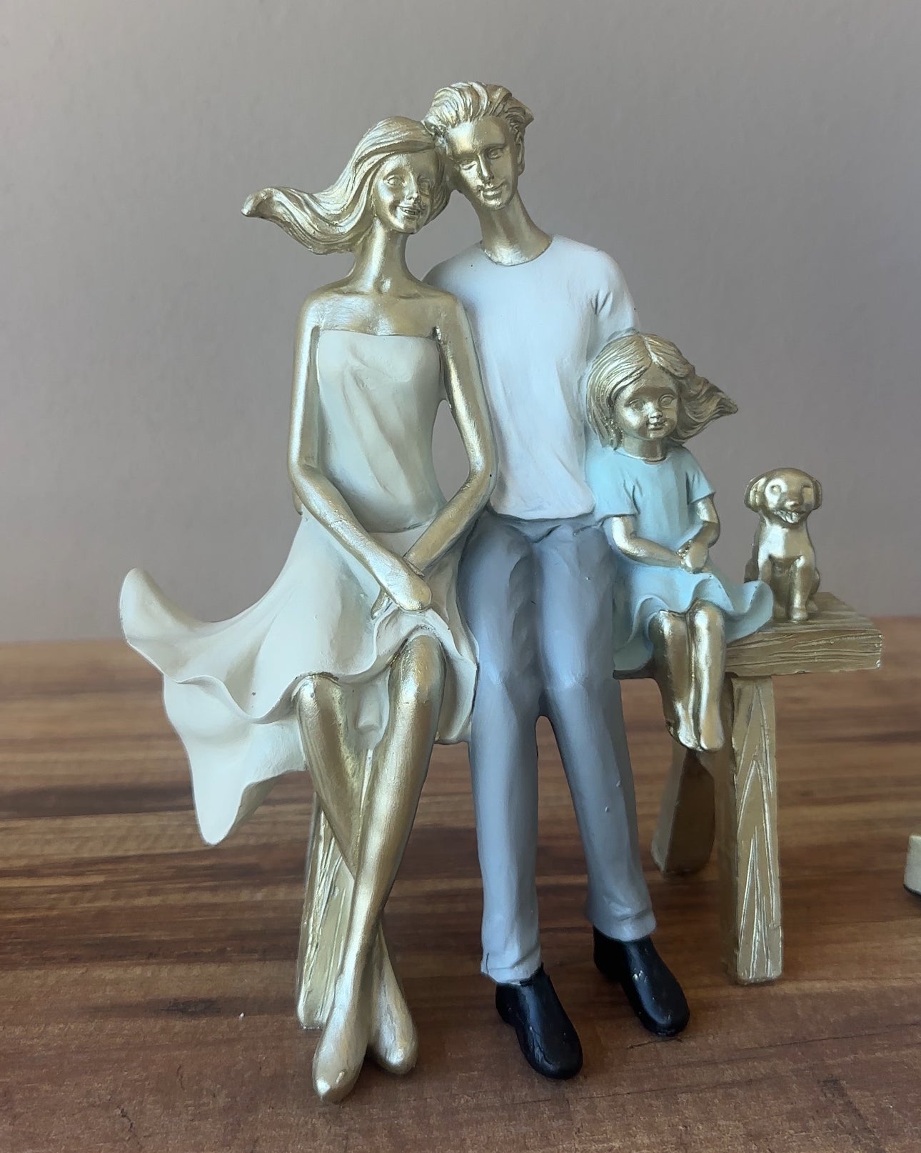 Statujë me çift një fëmijë dhe qen