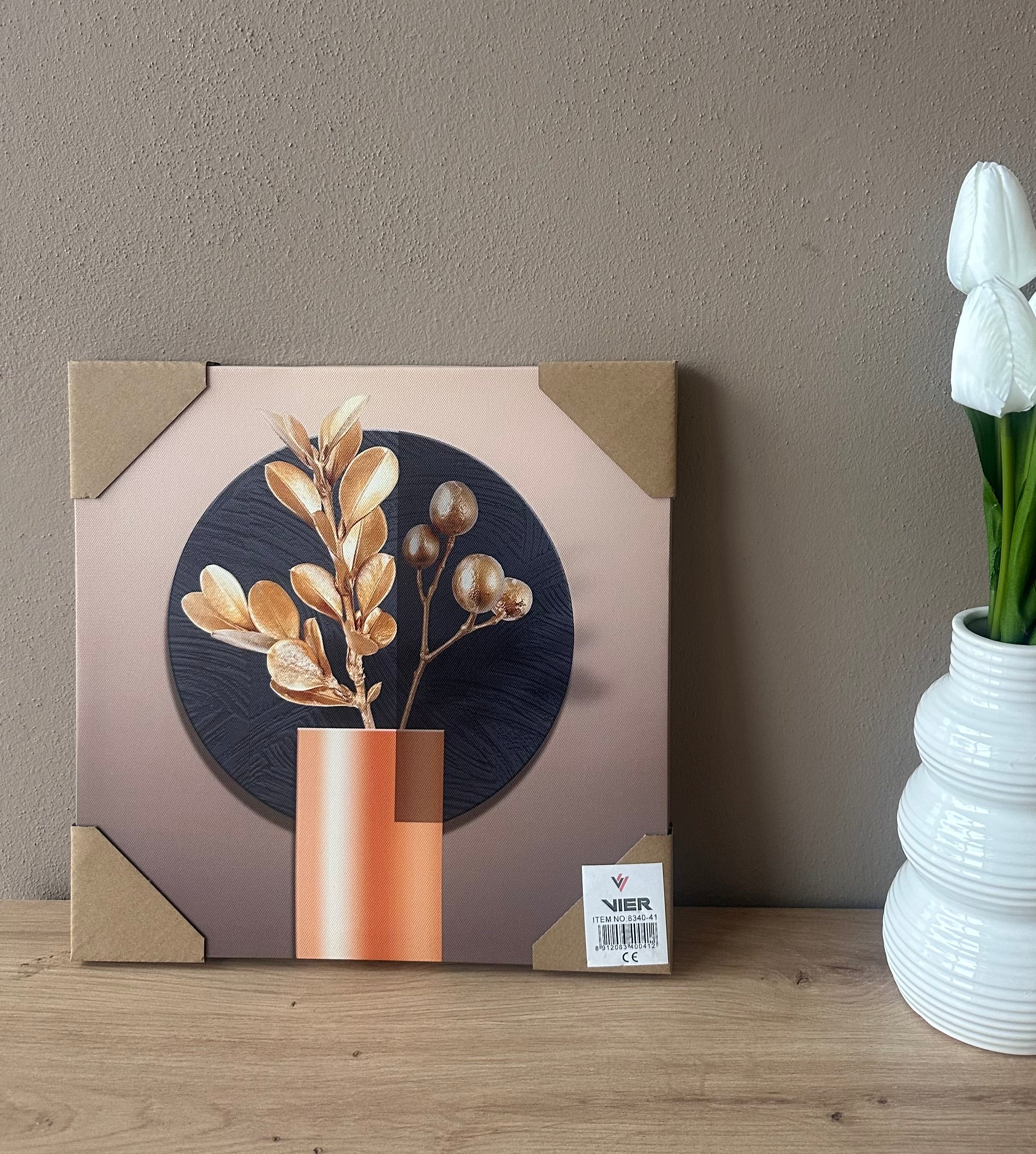 Kanavasë me vazo lulesh portokalli dhe rreth blu