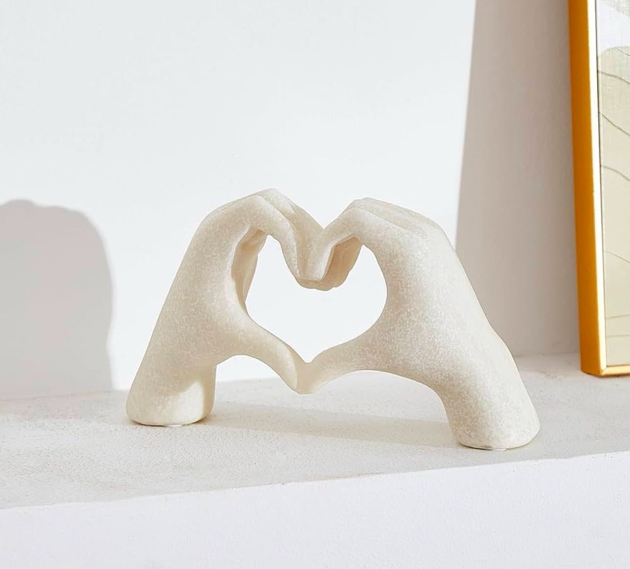 Statujë në formë zemre e krijuar me duar