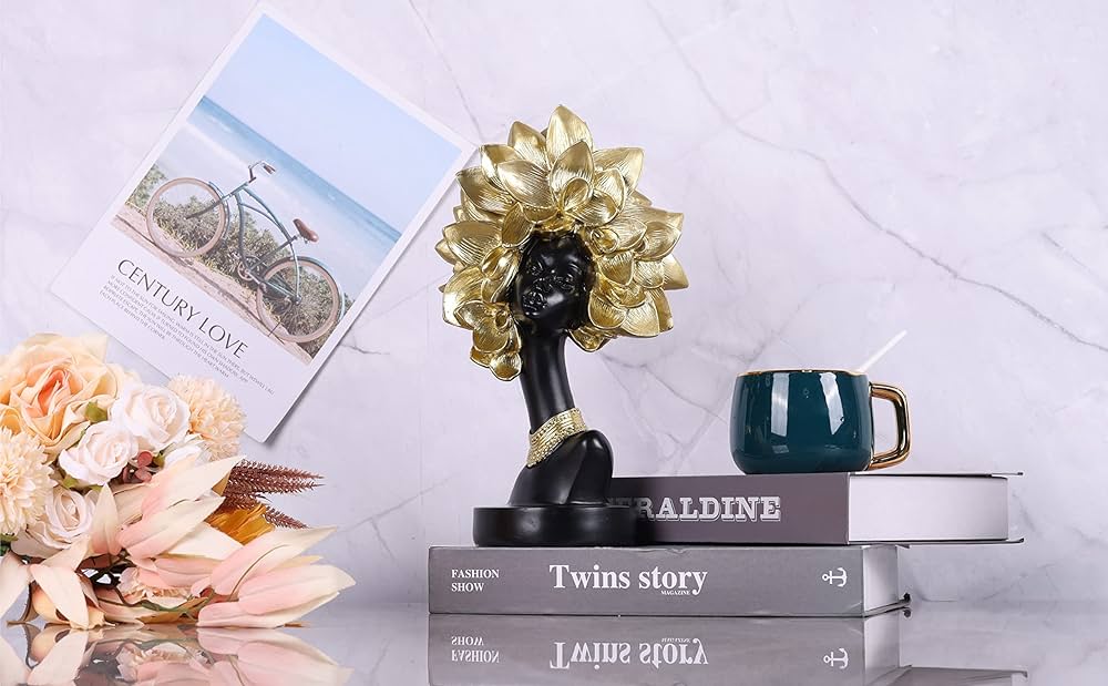 Statujë gruaje me detaje gold