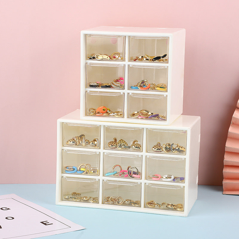 Organizuese plastike për bizhu ose sende të vogla